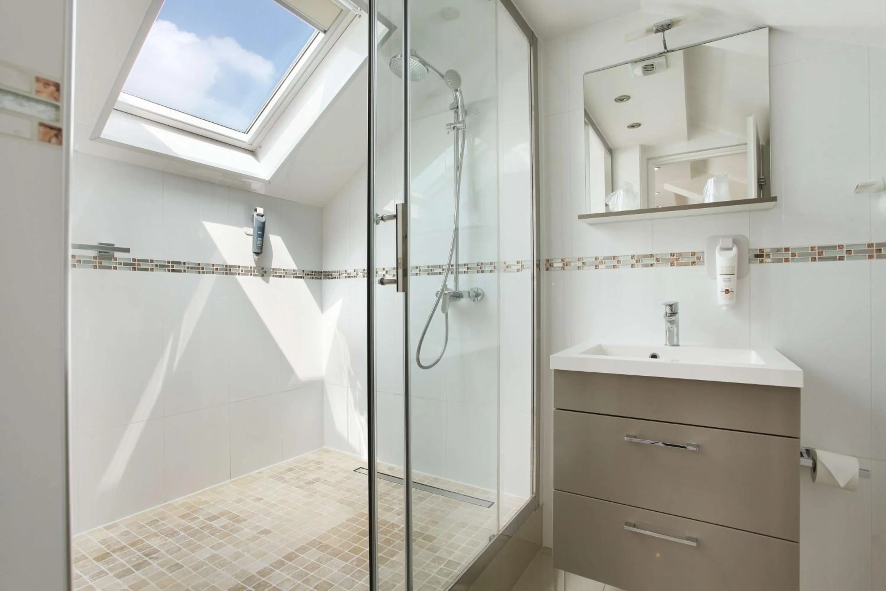 Shower in Hotel Apolonia Paris Mouffetard, Sure Hotel Collection by Best Western