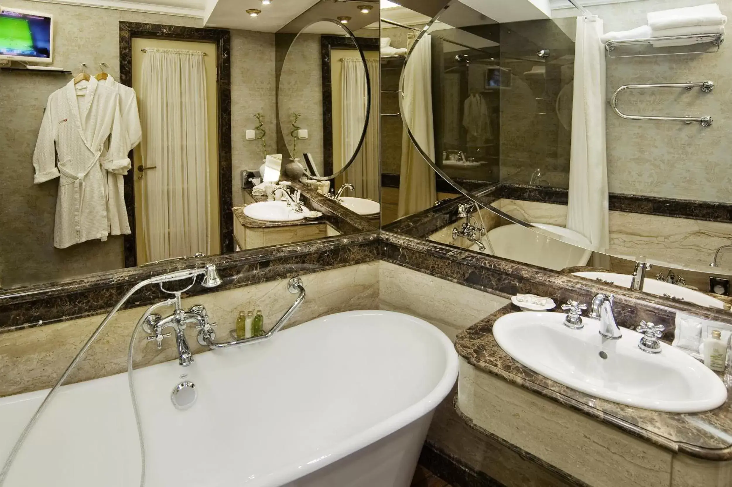 Bathroom in Imperial Hotel & Restaurant