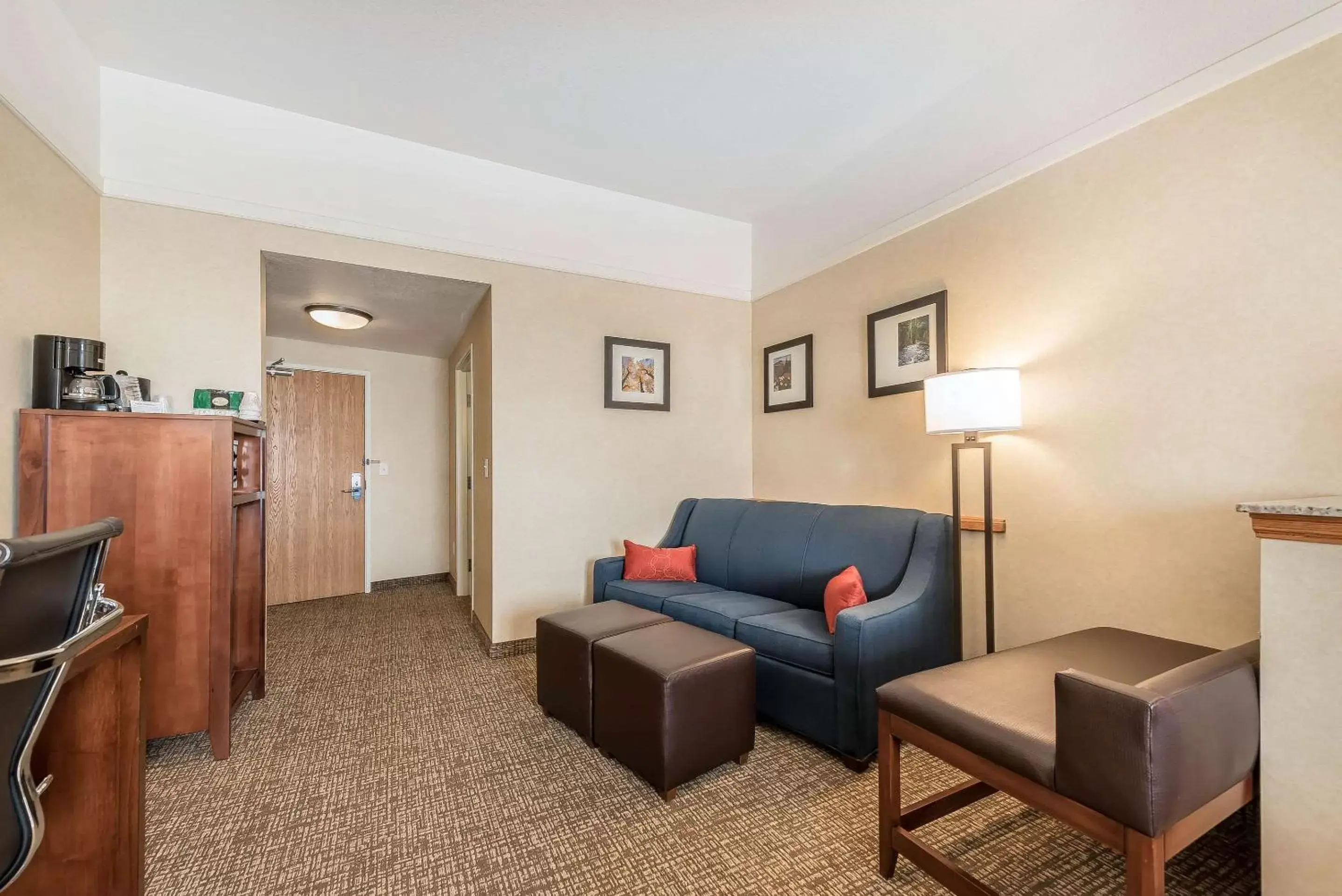 Bedroom, Seating Area in Comfort Suites Longmont