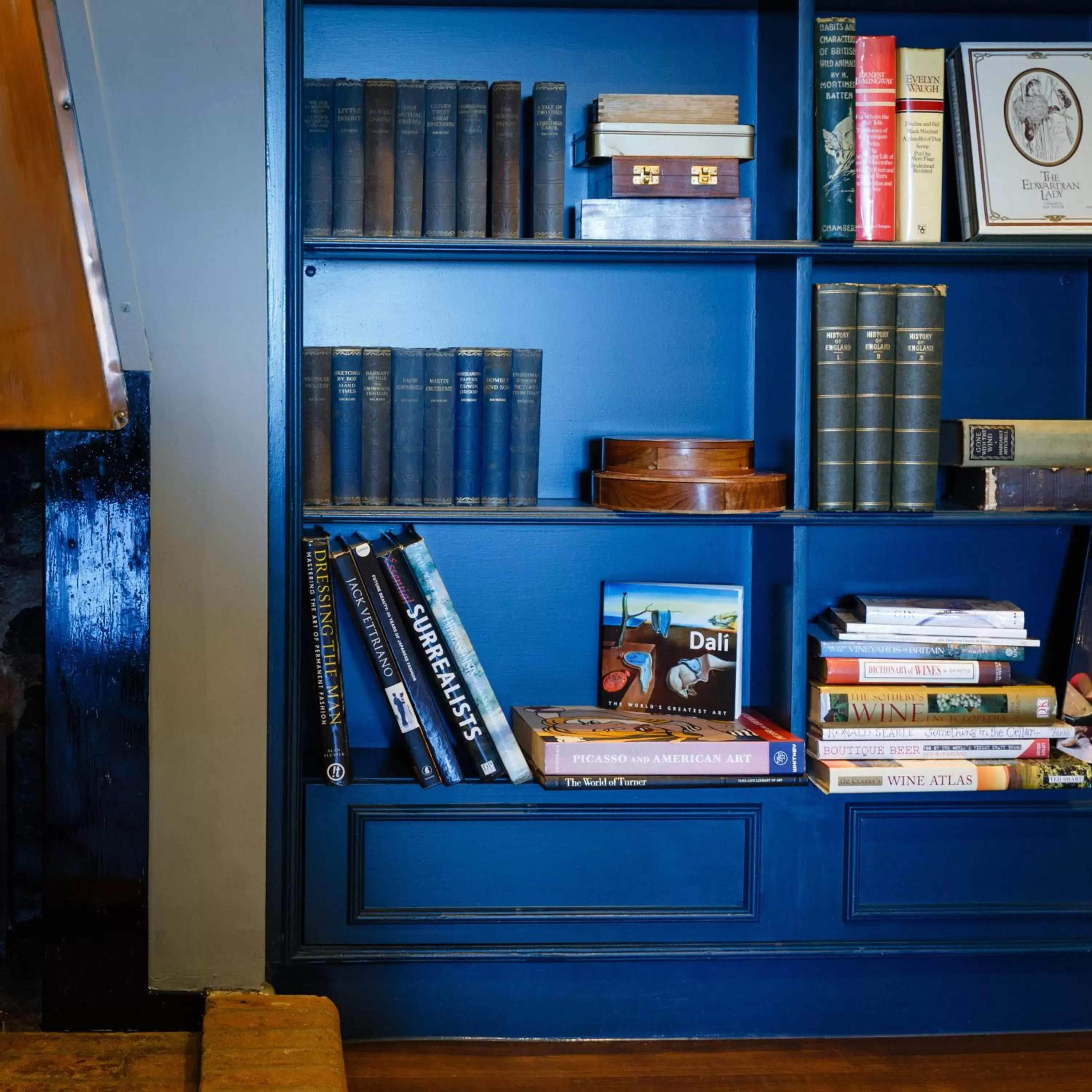 Library in Cottage In The Wood