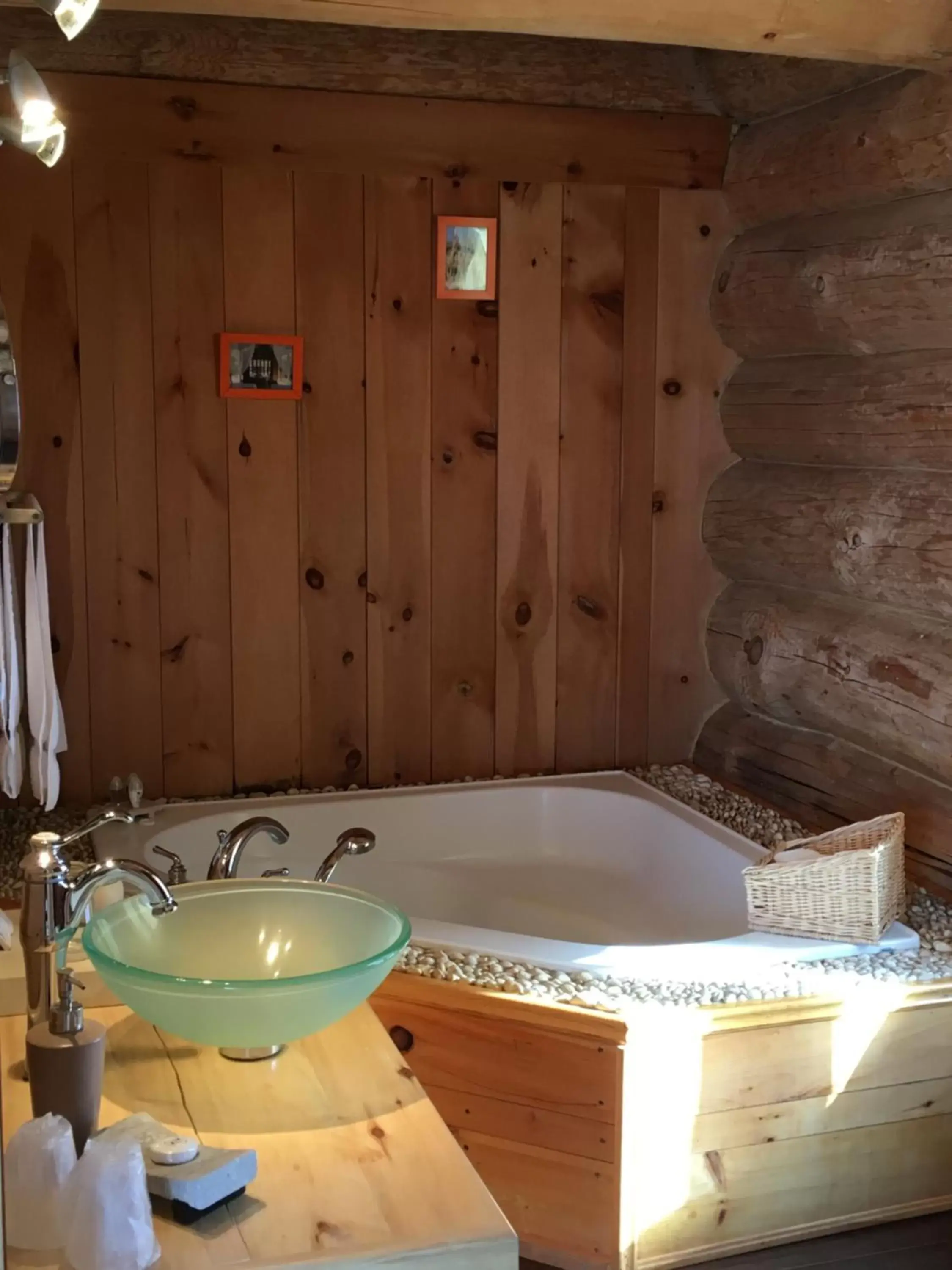 Bathroom in Auberge Couleurs de France