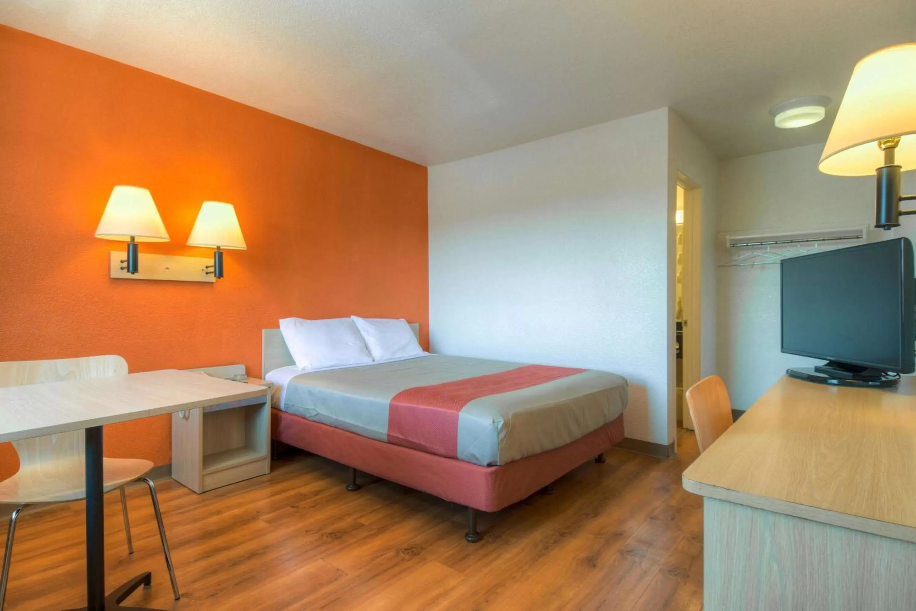 TV and multimedia, Bed in Motel 6-San Ysidro, CA - San Diego - Border