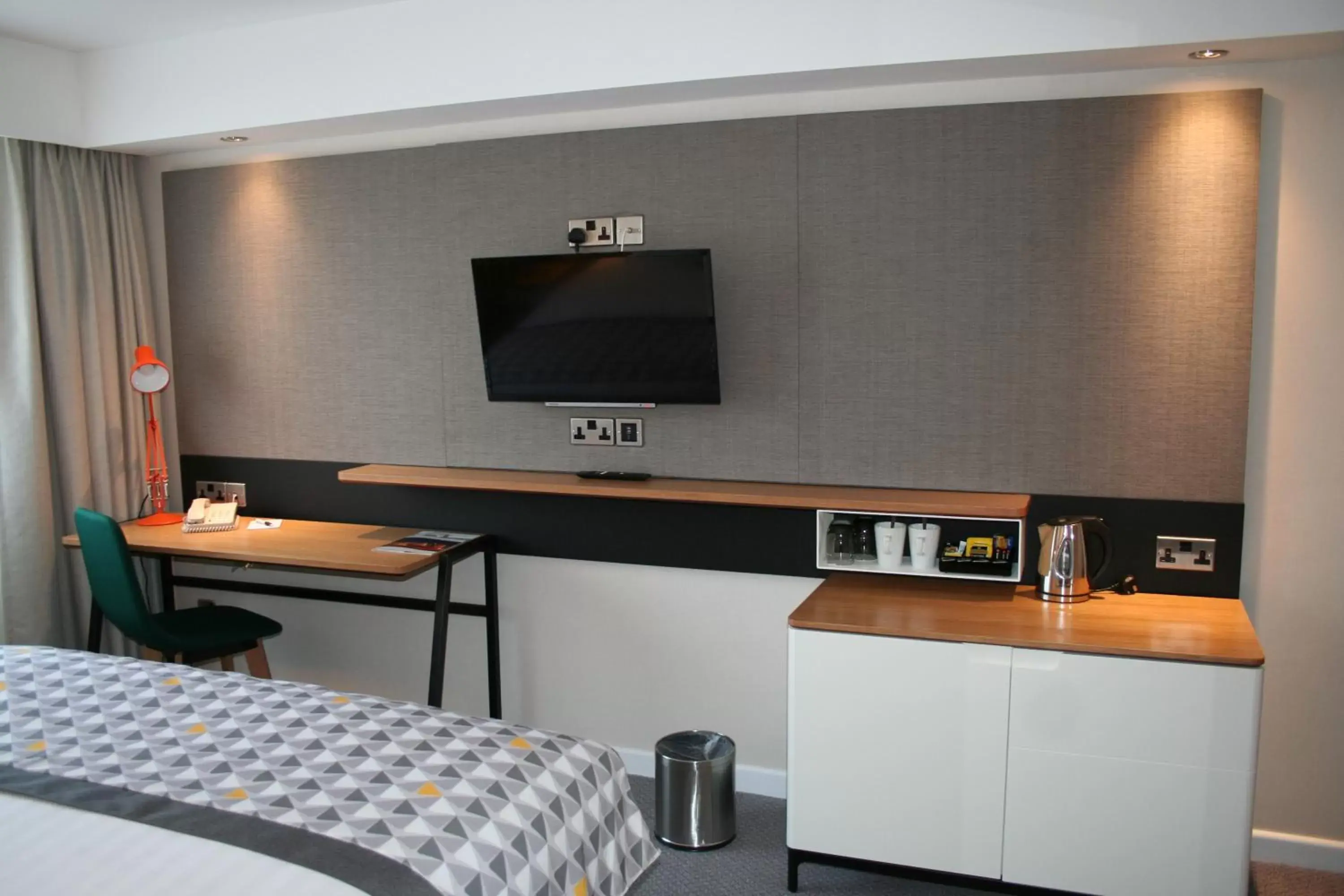 TV and multimedia, TV/Entertainment Center in Holiday Inn South Normanton M1, Jct.28, an IHG Hotel