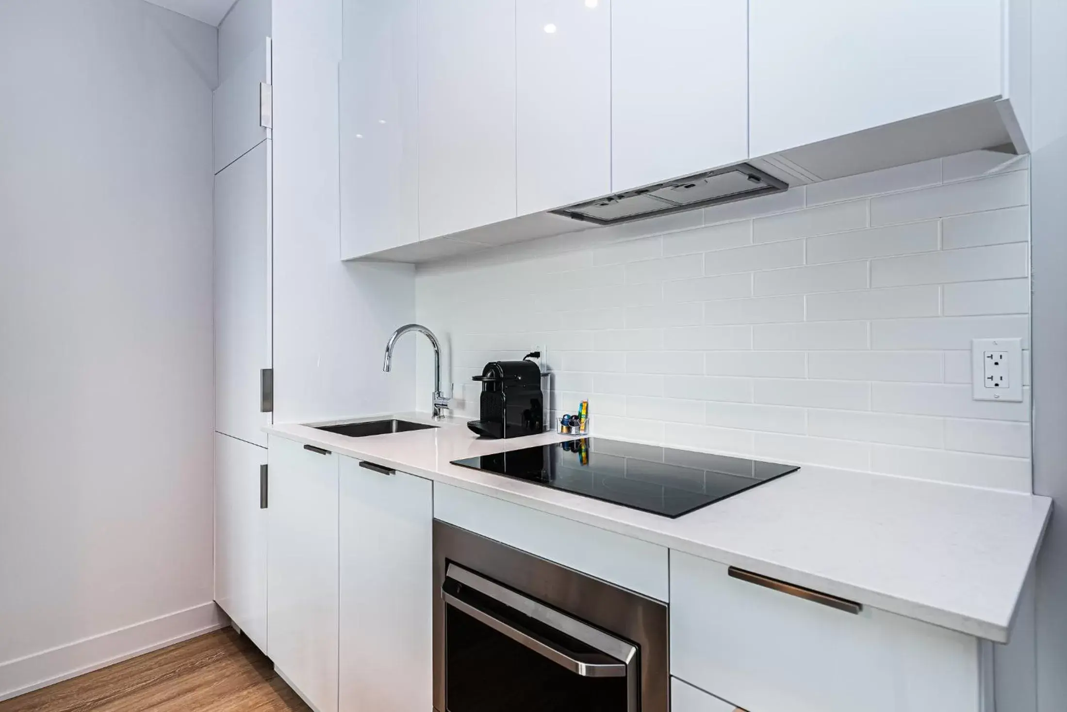 Kitchen or kitchenette, Kitchen/Kitchenette in WRFY Griffintown Apartment