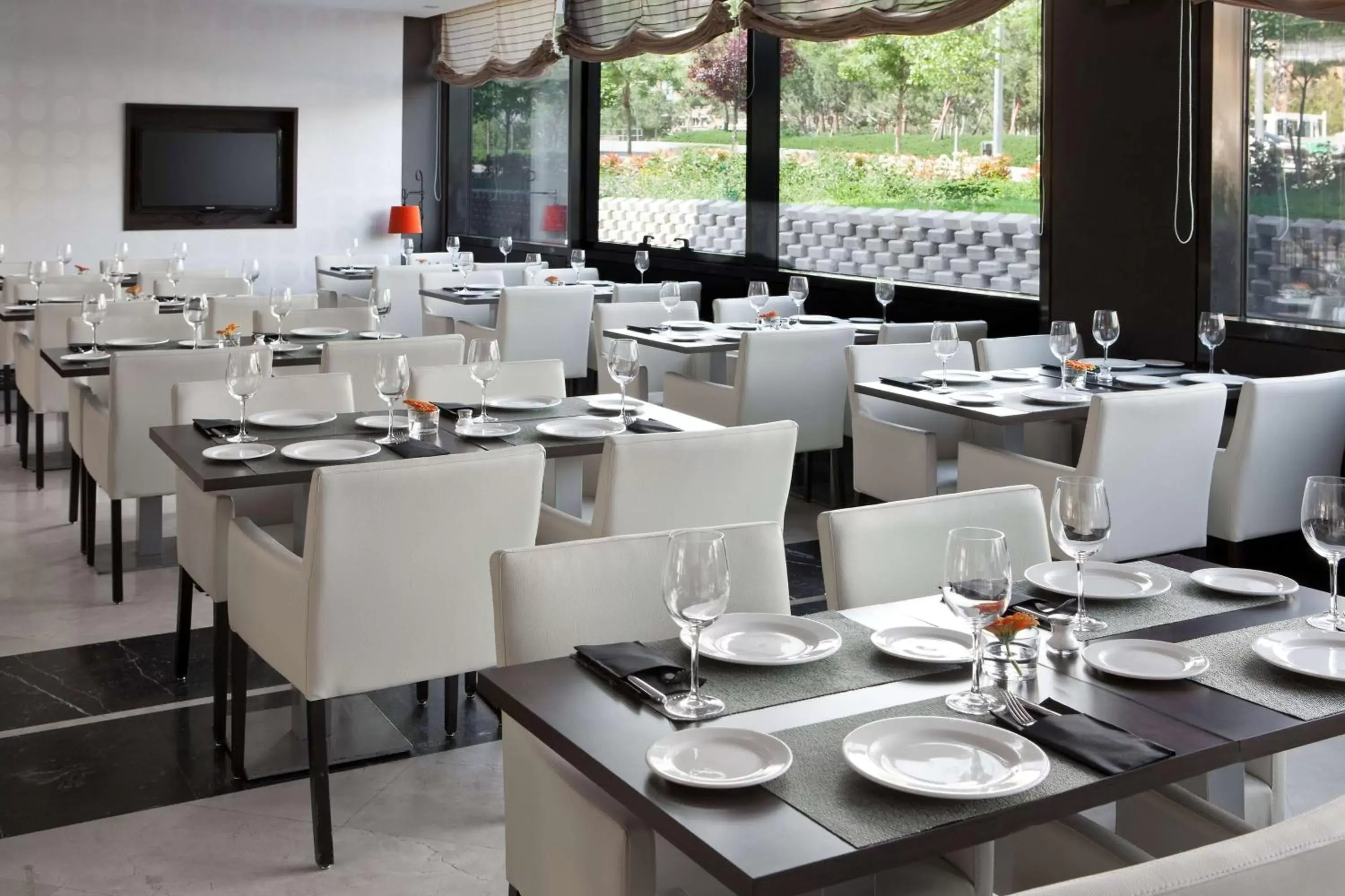 Restaurant/Places to Eat in NH Madrid Ribera del Manzanares