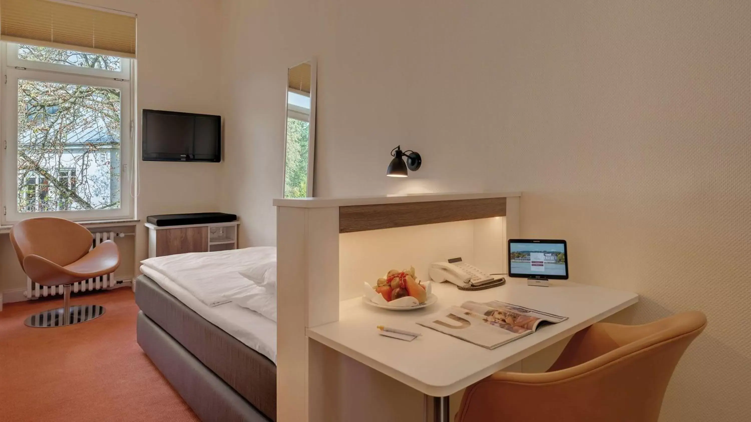 Bedroom, TV/Entertainment Center in Rheinhotel Dreesen