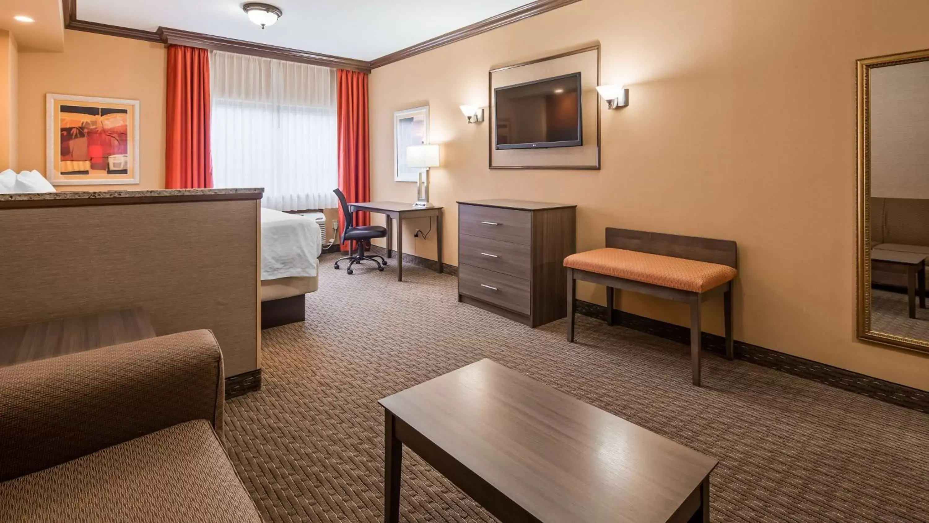 Photo of the whole room, TV/Entertainment Center in Best Western Plus North Canton Inn & Suites
