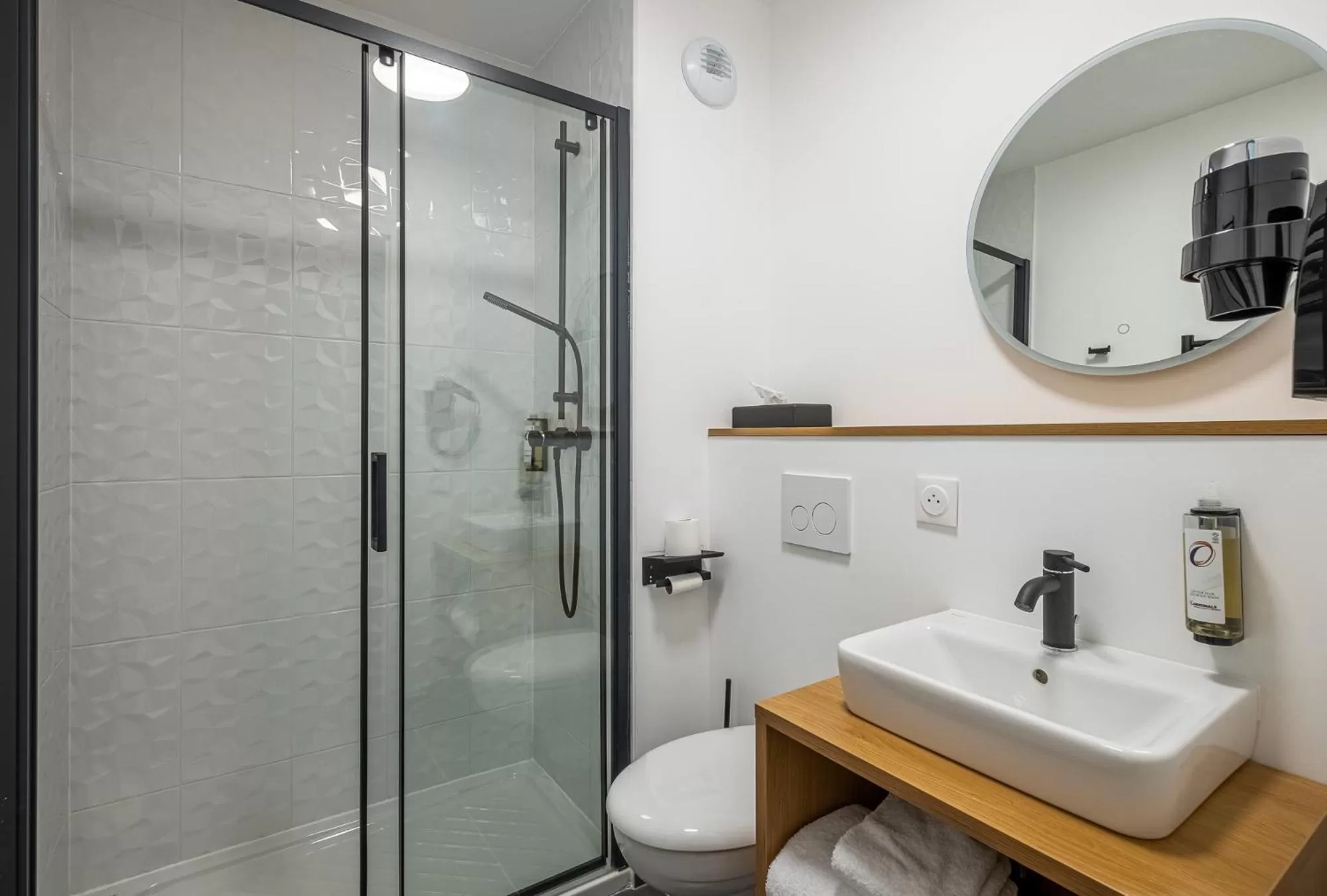 Shower in The Originals Boutique Hôtel Amiens Sud