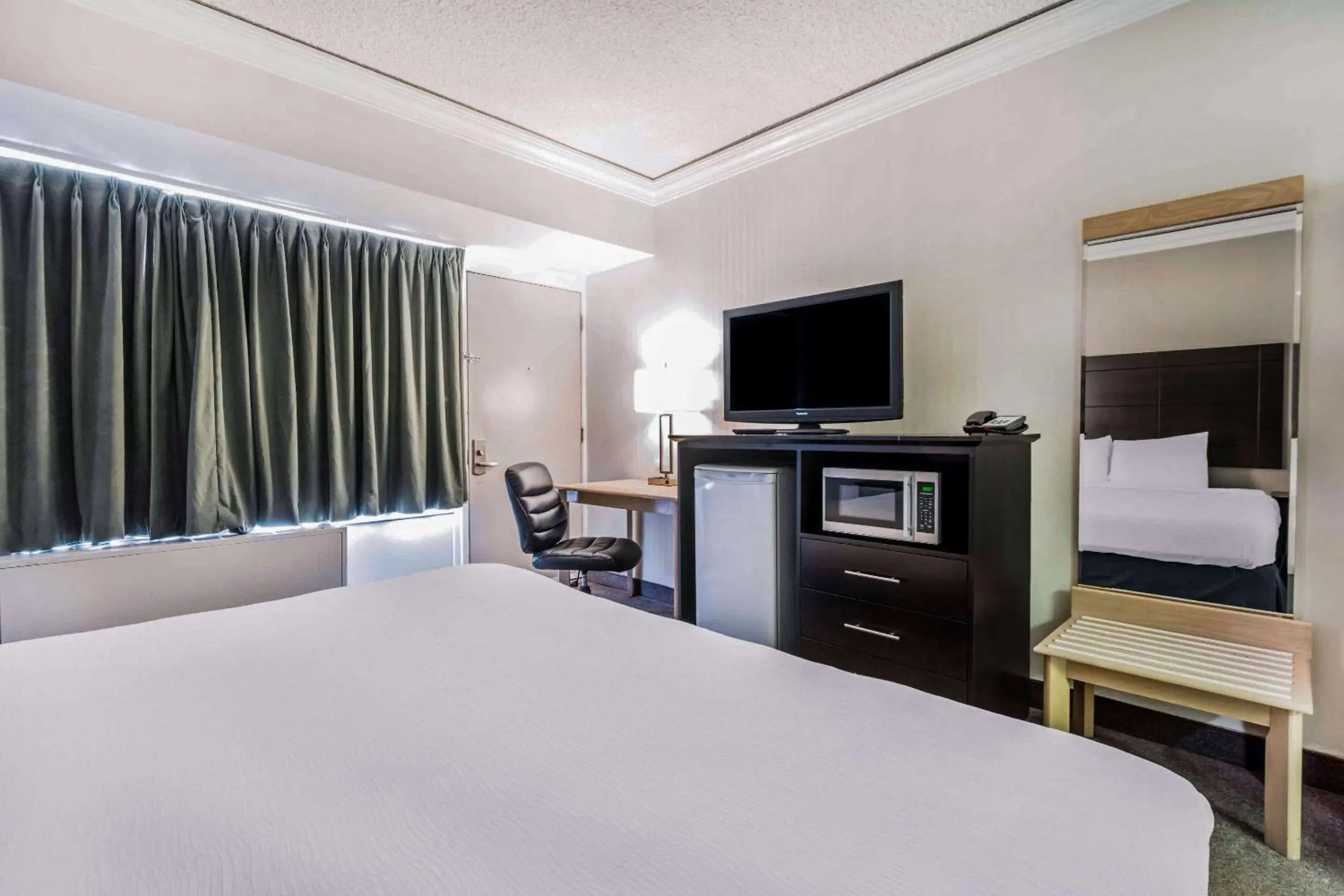 Photo of the whole room, TV/Entertainment Center in Travelodge by Wyndham Trois-Rivieres