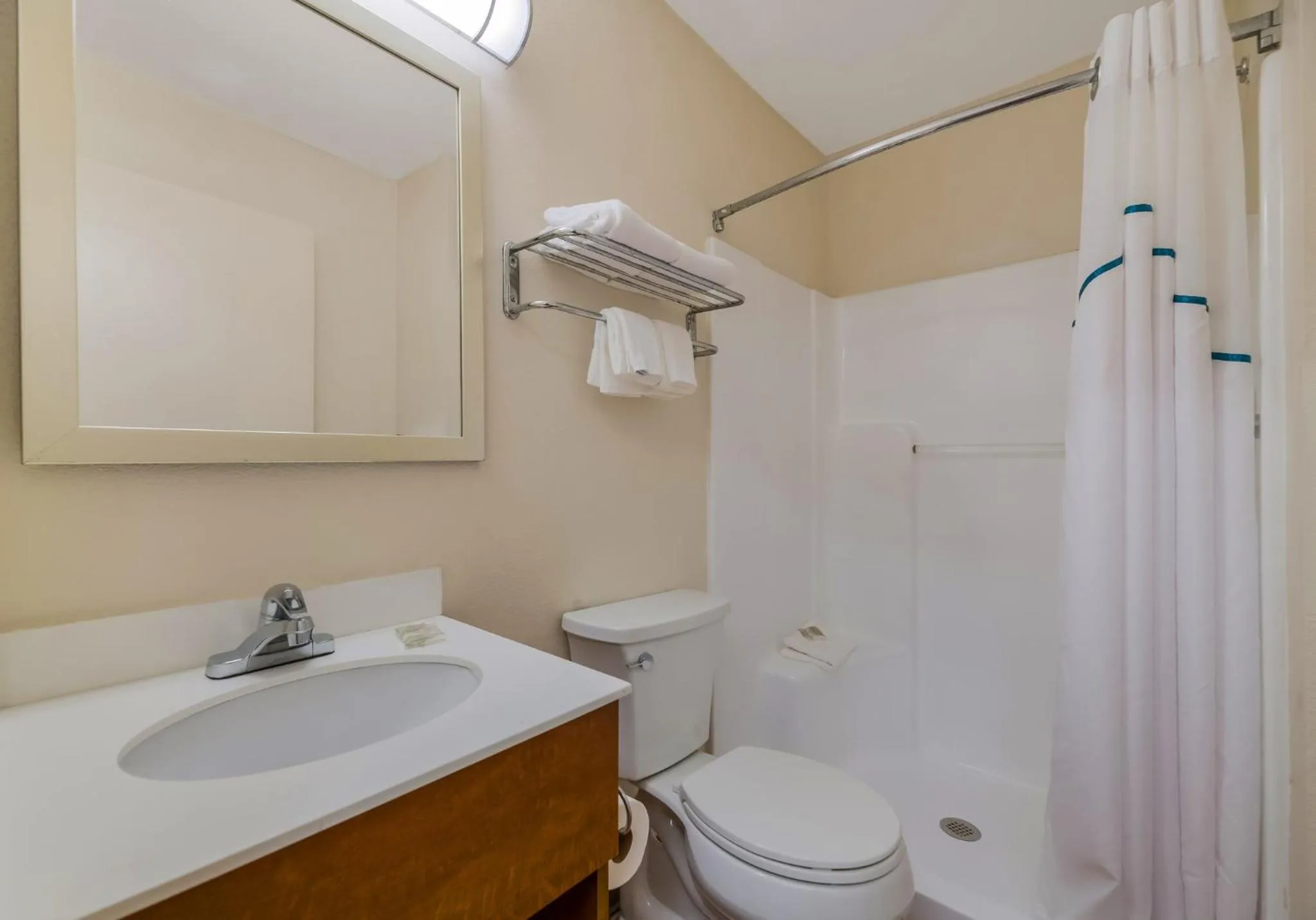 Bathroom in HomeTowne Studios by Red Roof Orlando - UCF Area