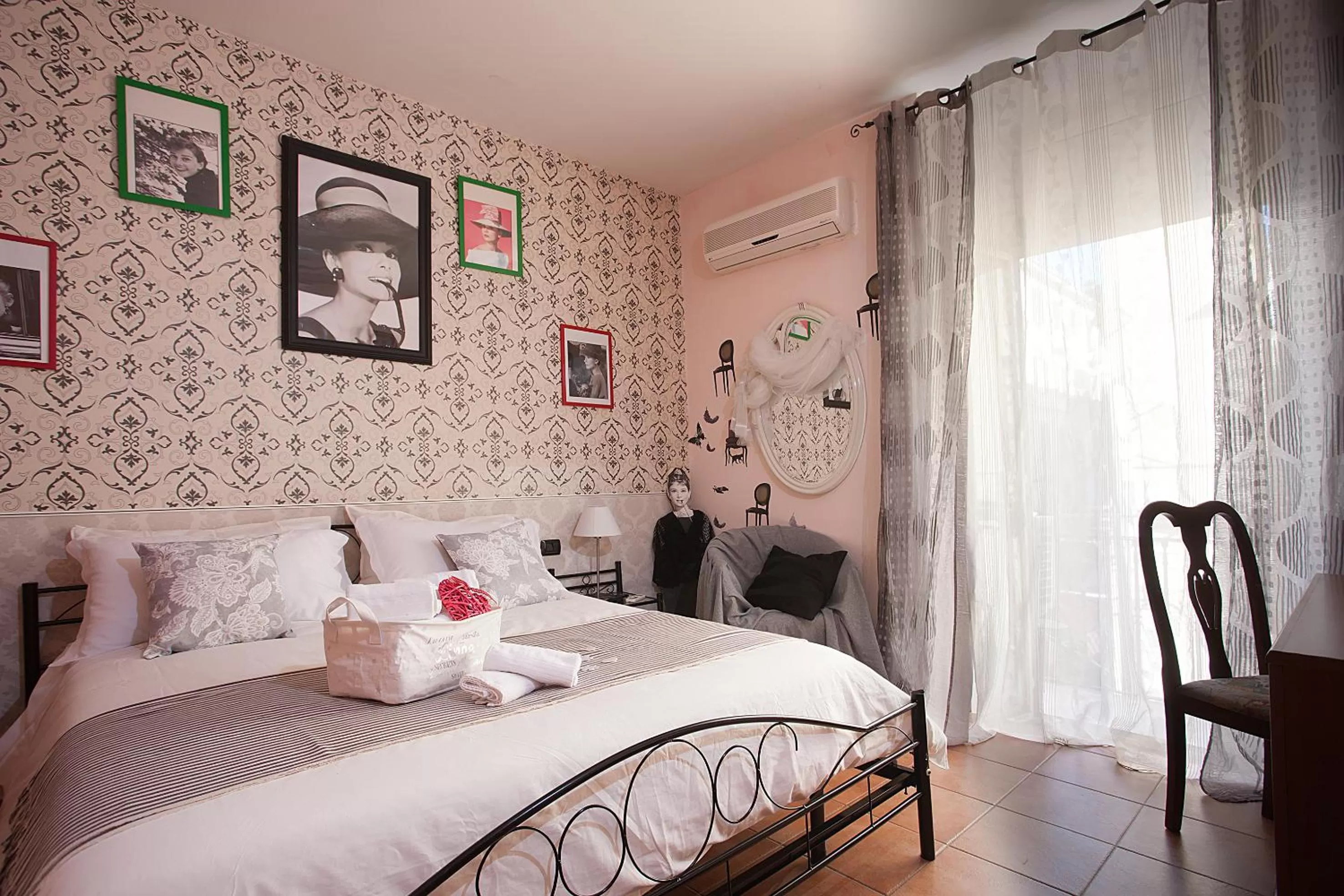 Photo of the whole room, Bed in Hotel Cineholiday