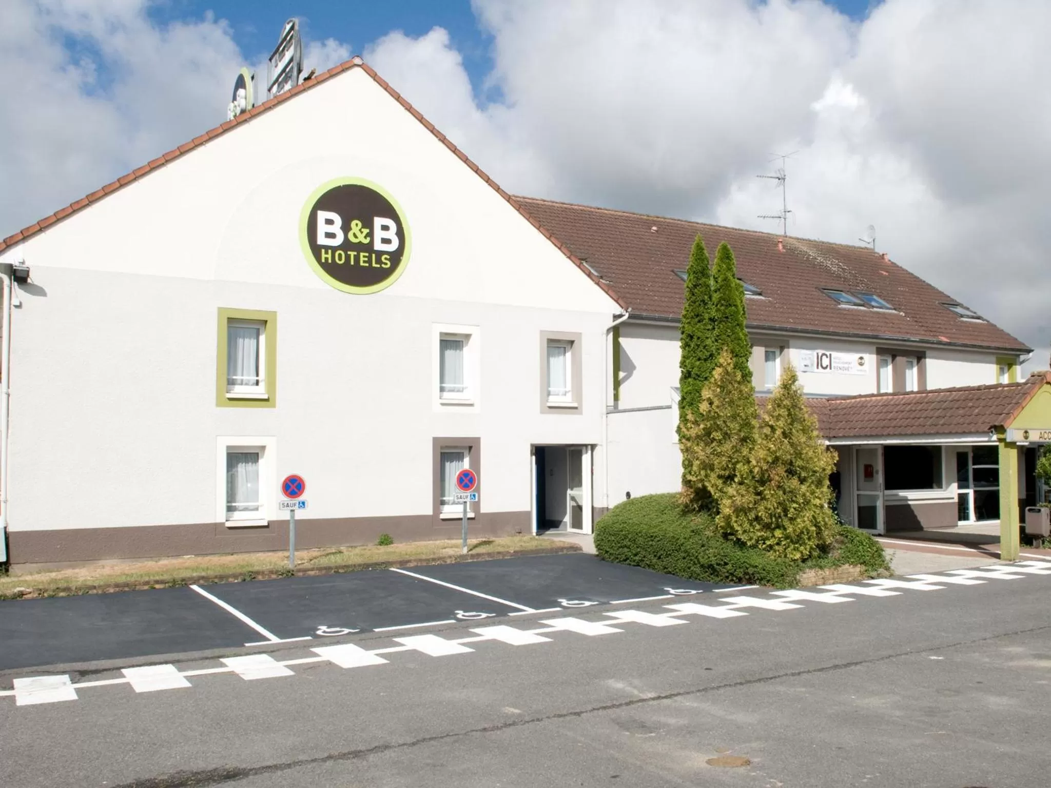 Facade/entrance in B&B HOTEL Saint-Quentin