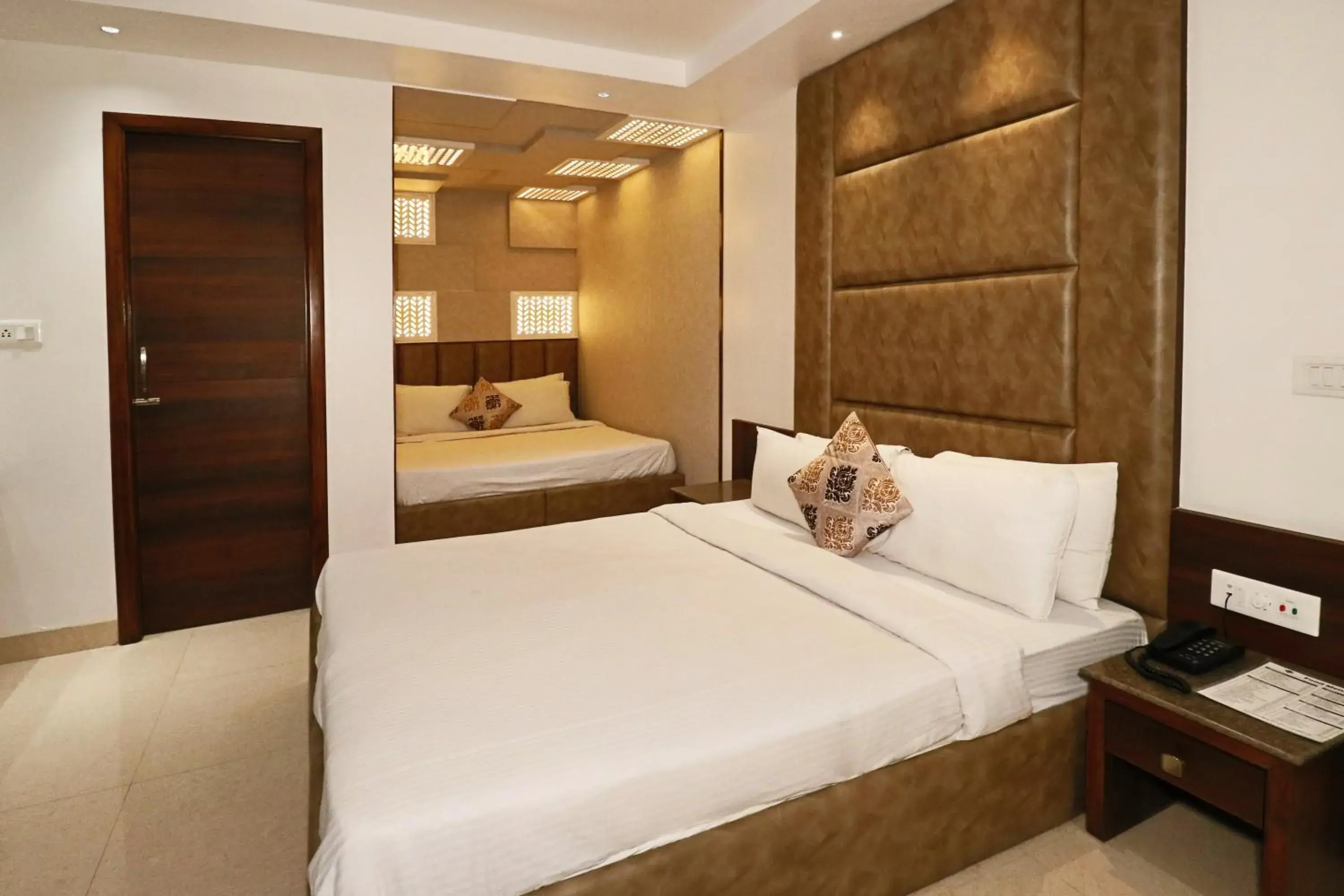 Bedroom, Bed in Hotel Sapphire Opposite Golden Temple