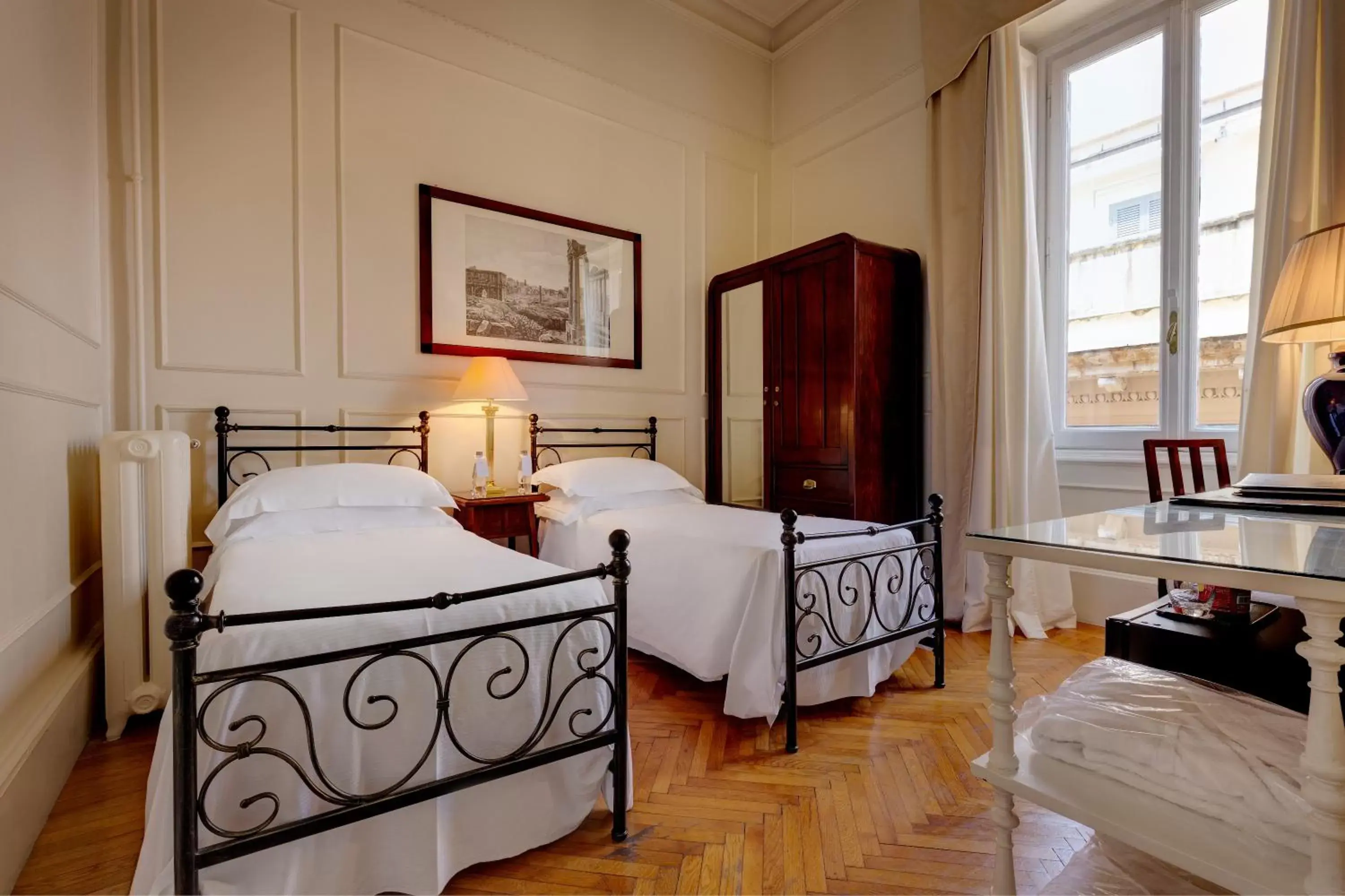 Bedroom, Bed in Grand Hotel Plaza
