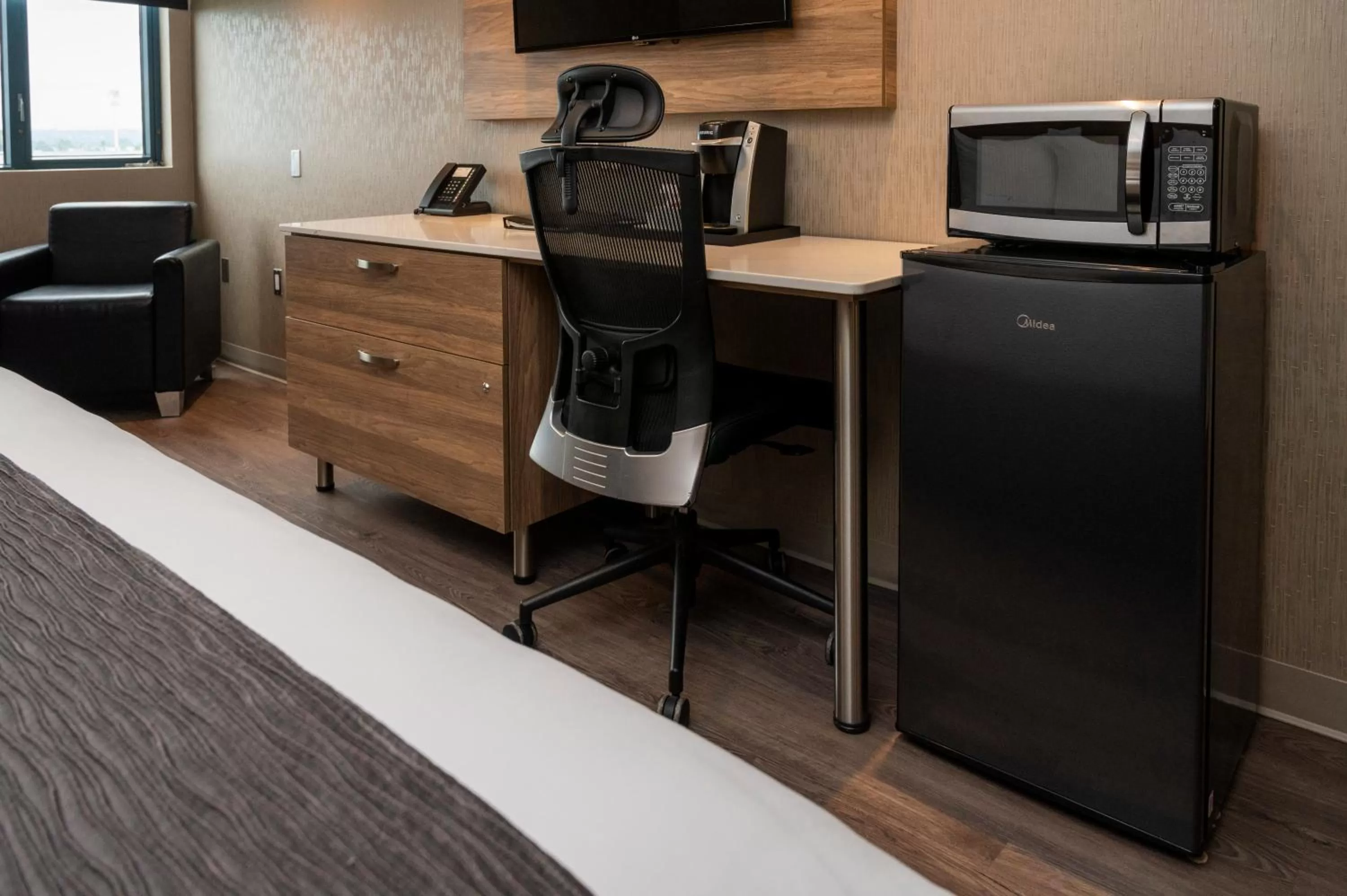 TV and multimedia in Hôtel & Suites Le Dauphin Québec