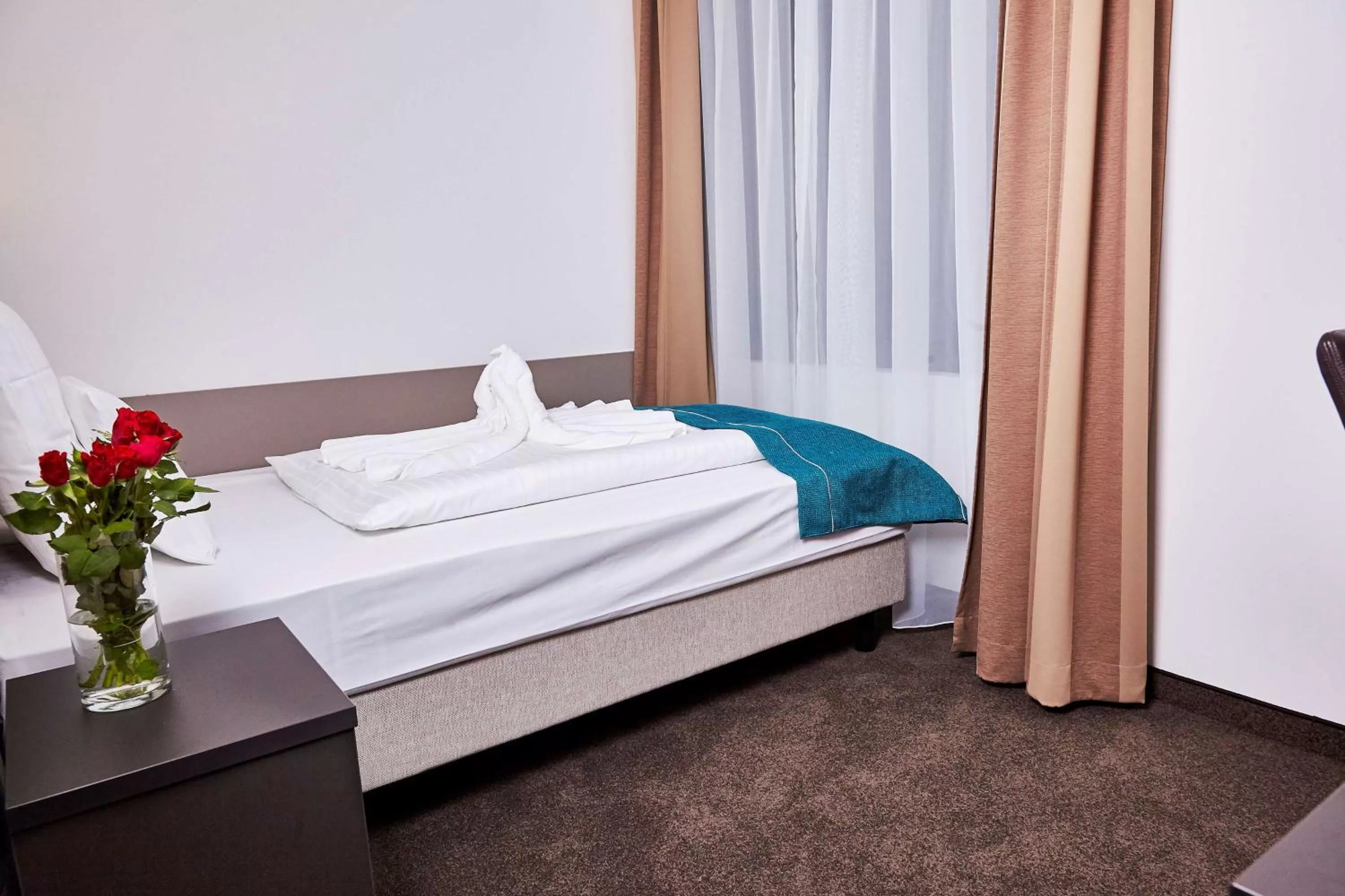 Bedroom, Bed in The Monument Hotel - BW Signature Collection