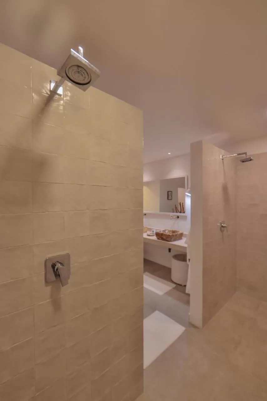 Shower, Bed in Pousada Aldeia Beijupirá