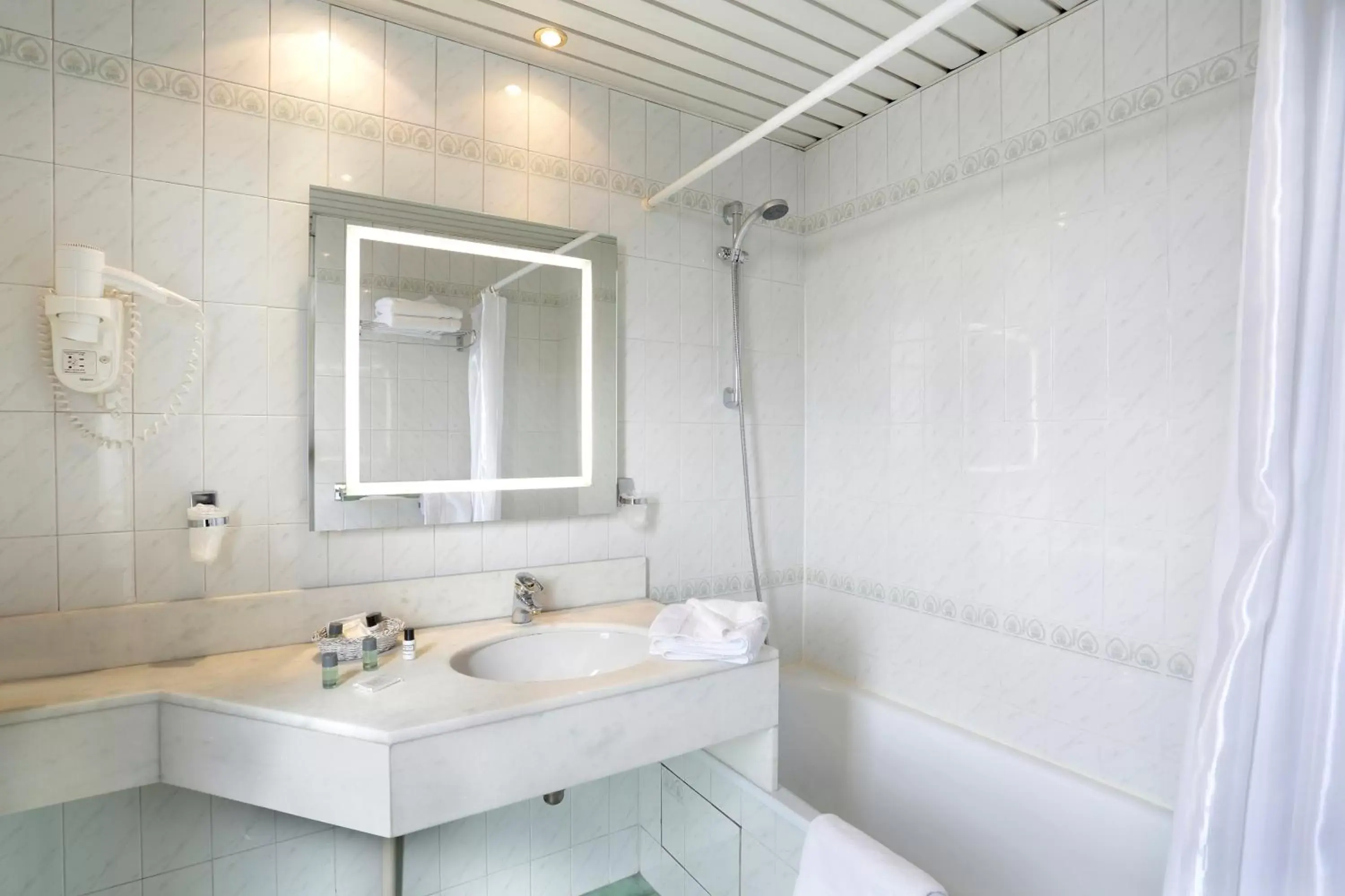 Bathroom in Hotel Paix Republique