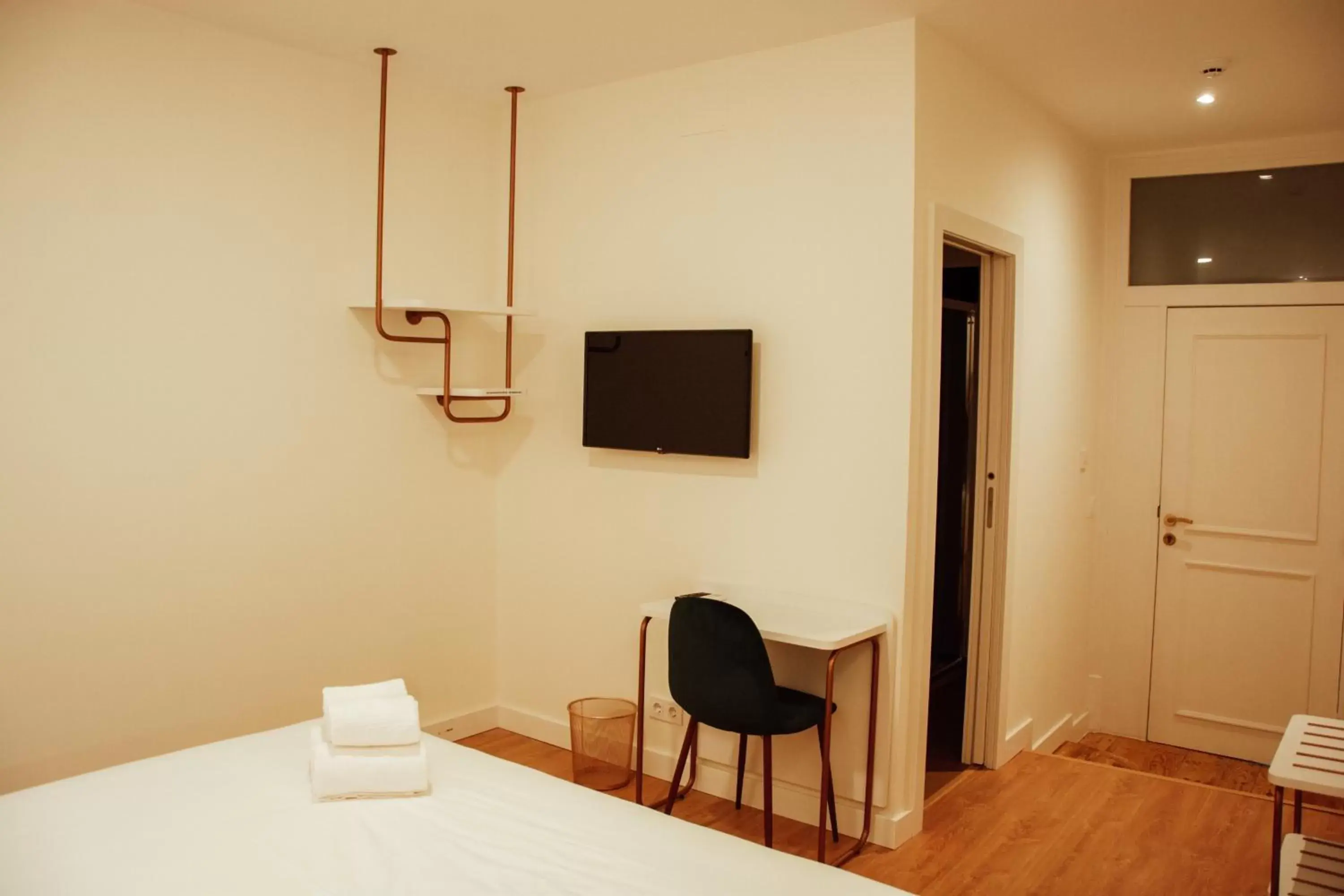 Bedroom, TV/Entertainment Center in Le Premier Lisbon Suites