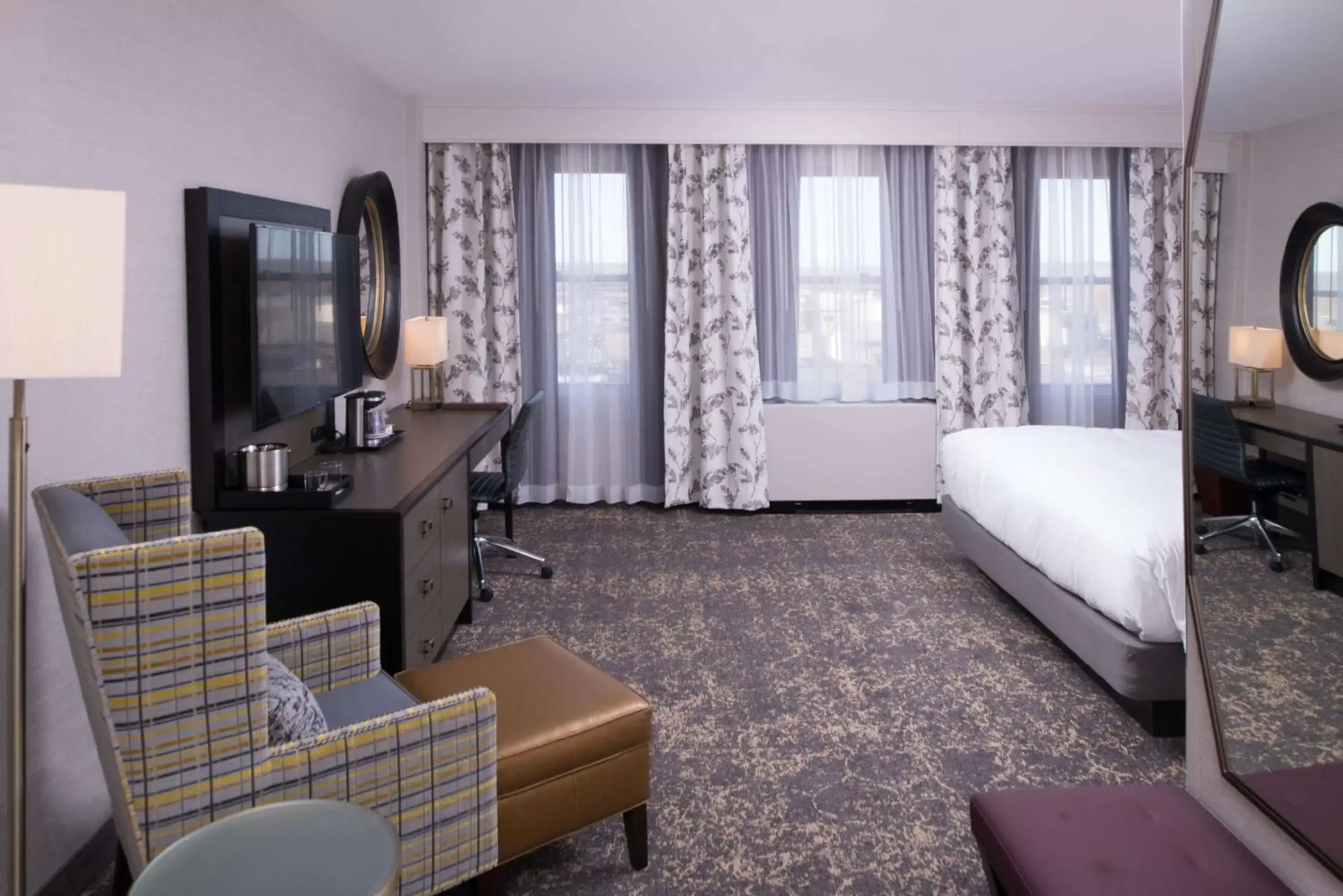 Bedroom, Seating Area in DoubleTree by Hilton Utica