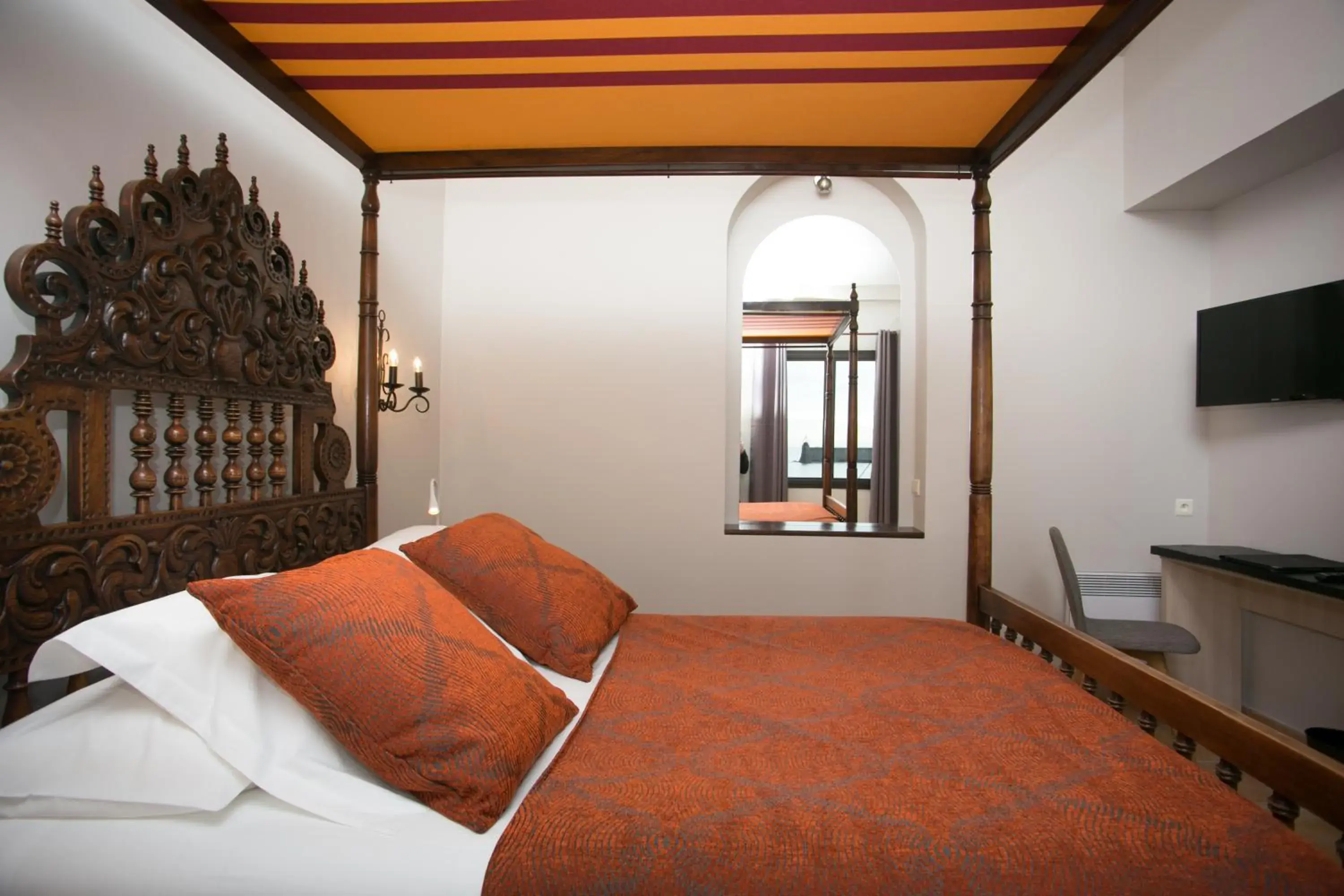 Bed in Le Relais Des Trois Mas