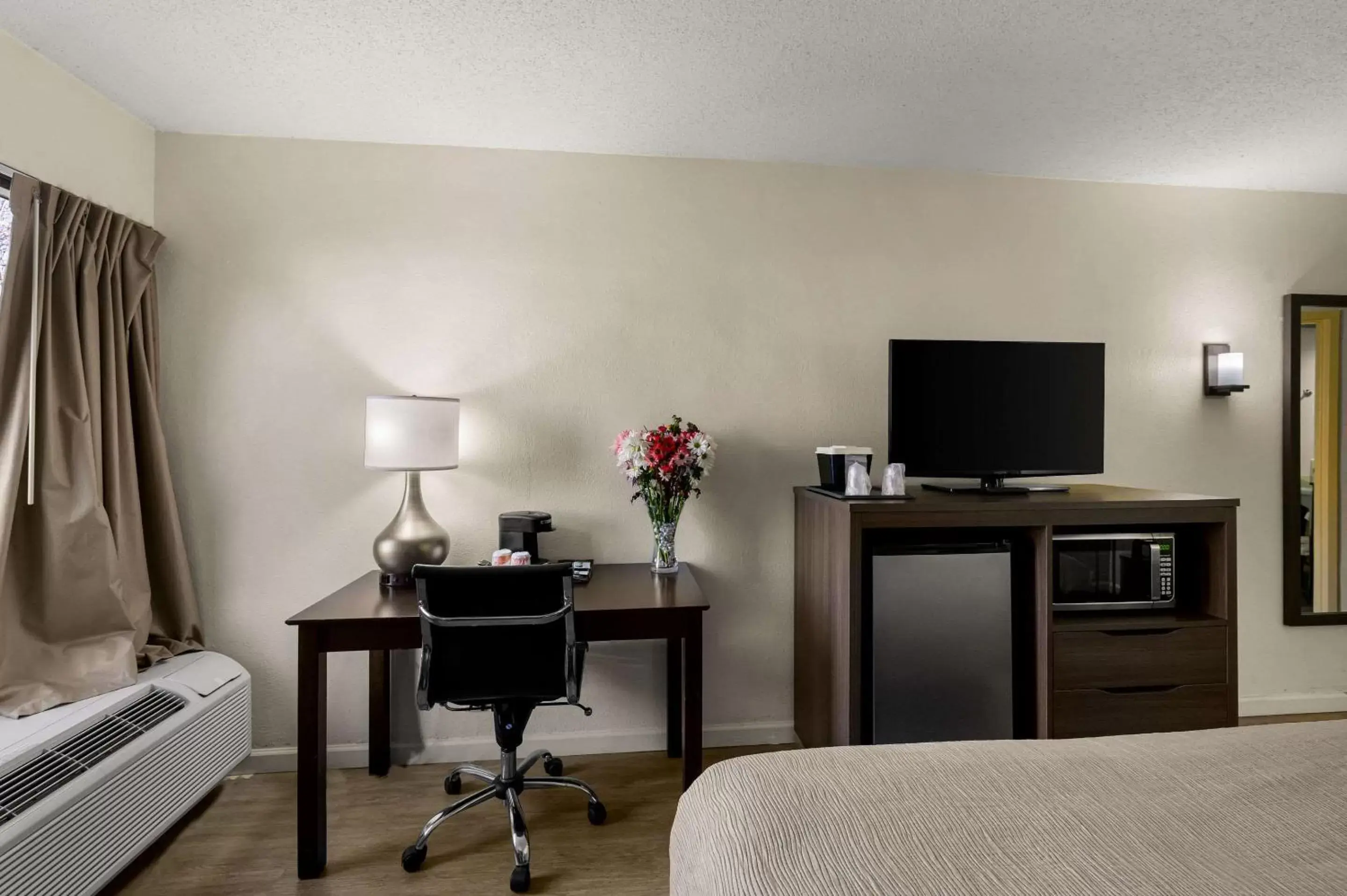 Bedroom, TV/Entertainment Center in Quality Inn & Suites North Little Rock