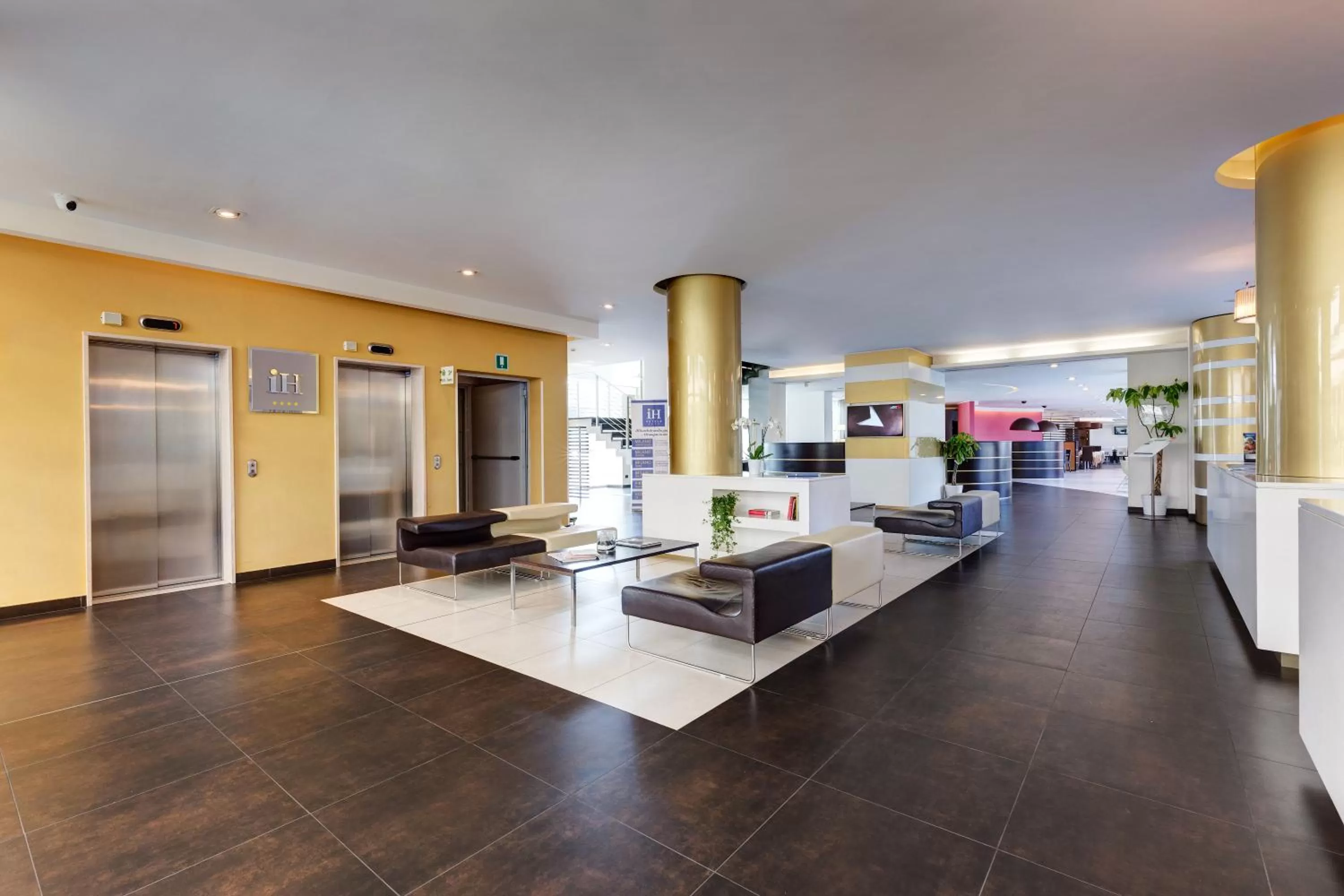 Lobby or reception in iH Hotels Roma Z3