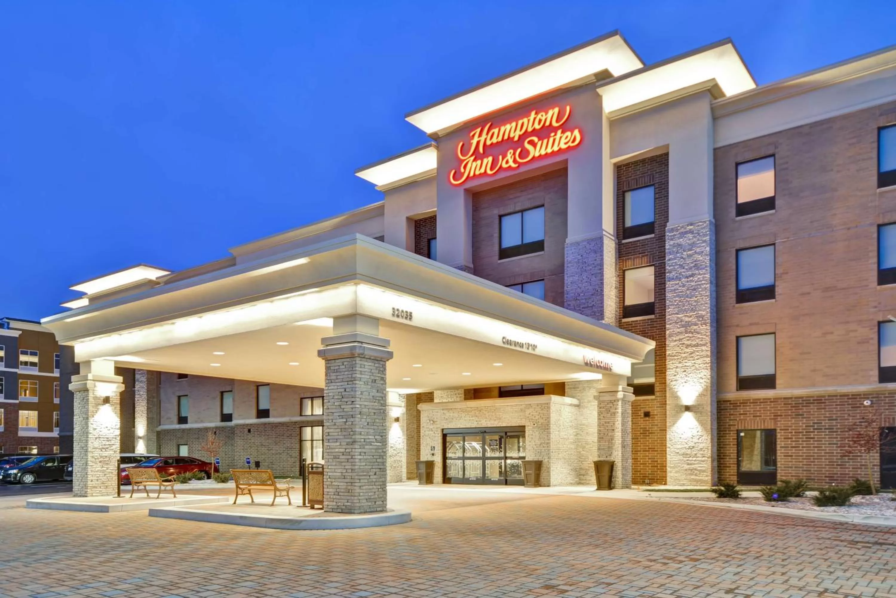 Property building in Hampton Inn & Suites Detroit/Warren