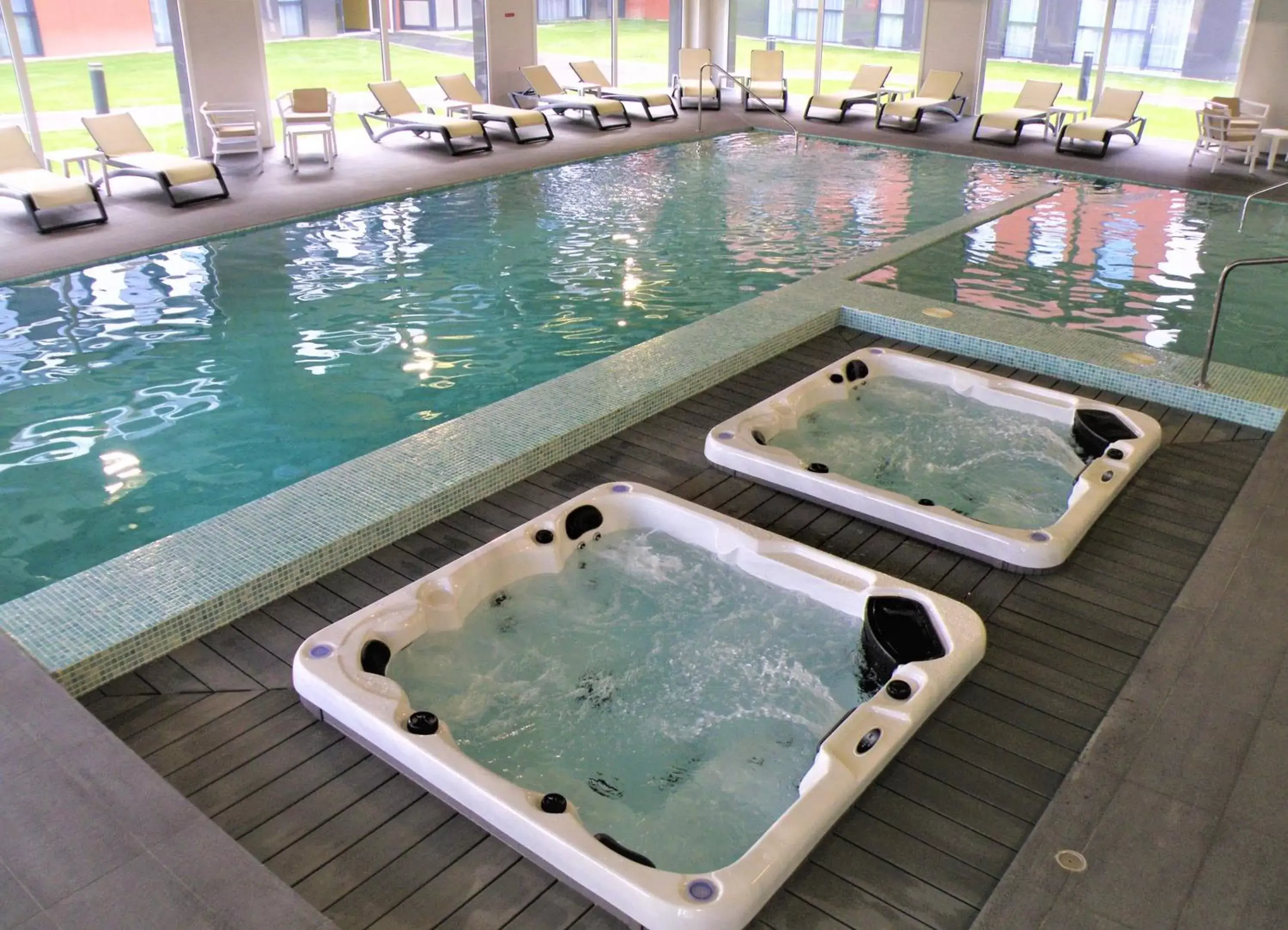 Hot Tub, Swimming Pool in Aparthotel & Spa Adagio Vannes