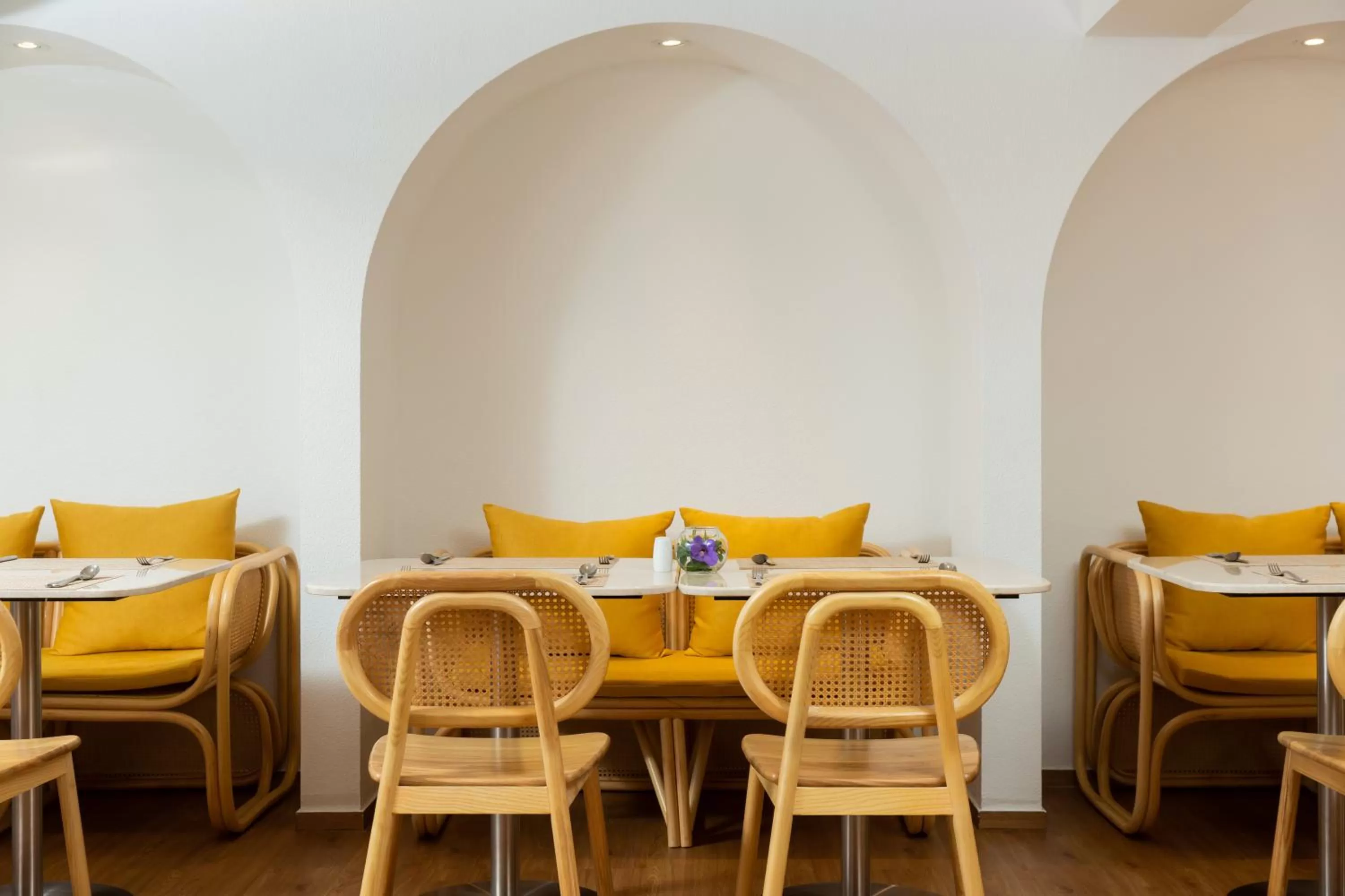 Restaurant/places to eat in Arck Hotel