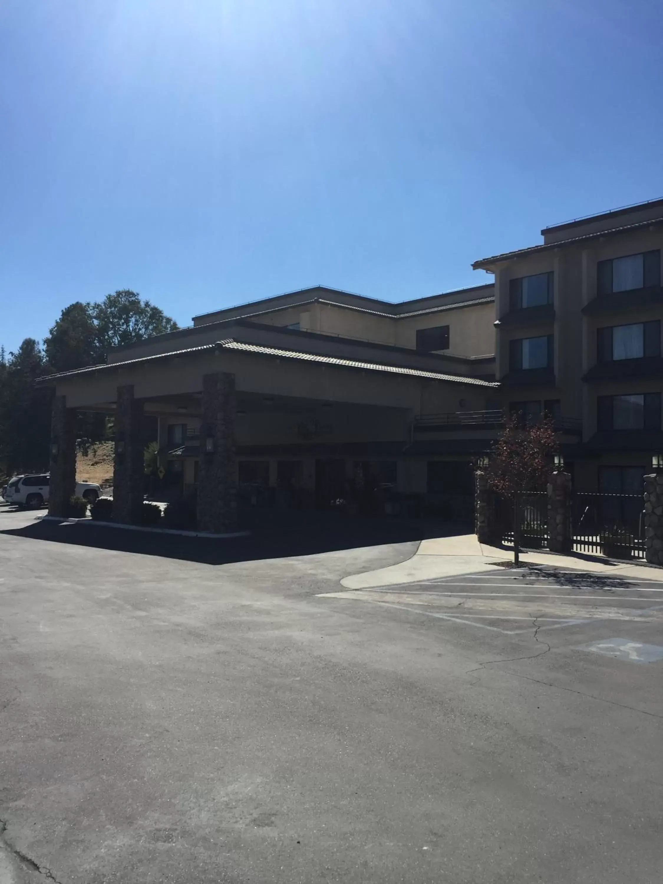 Property building, Facade/Entrance in Yosemite Southgate Hotel & Suites