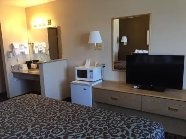 TV and multimedia, TV/Entertainment Center in Days Inn by Wyndham Hurricane/Zion National Park Area