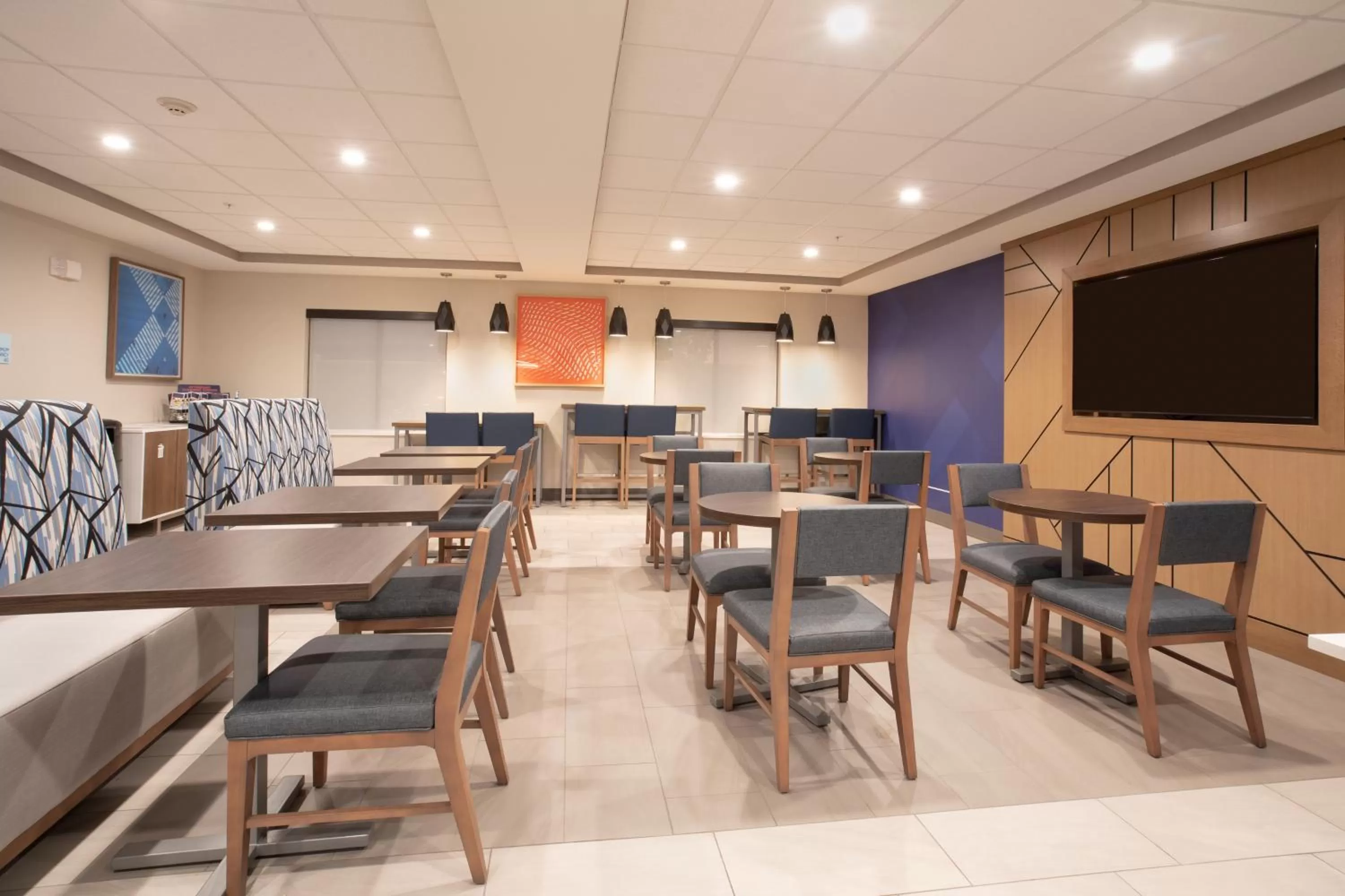 TV and multimedia in Holiday Inn Express Hotel & Suites Grand Junction by IHG