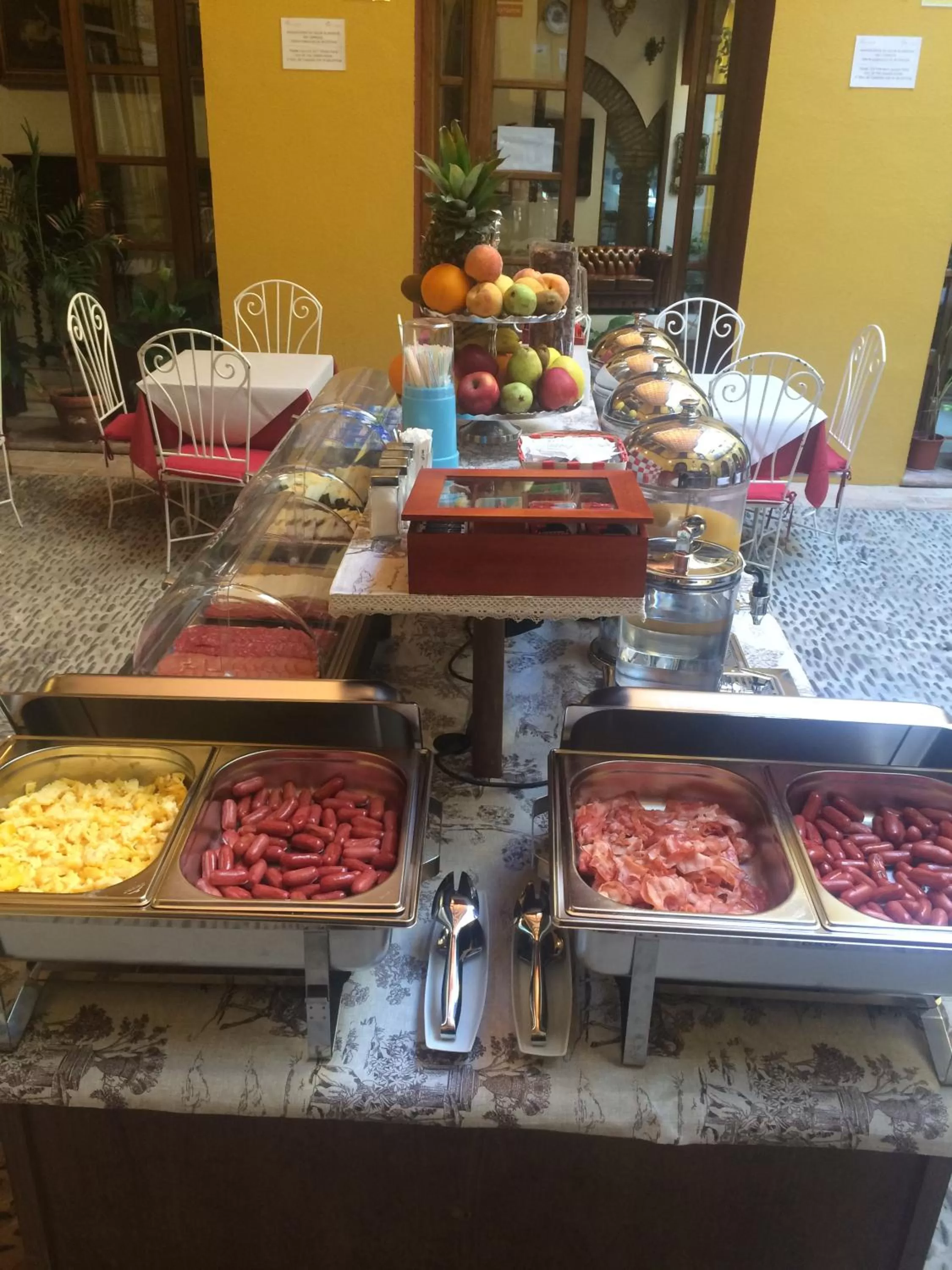 Buffet breakfast in Hotel Casa Museo de la Mezquita