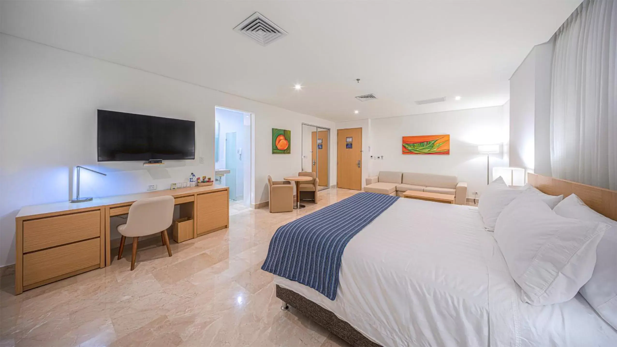 Bed, TV/Entertainment Center in Hotel Dann Carlton Barranquilla y Centro de Convenciones