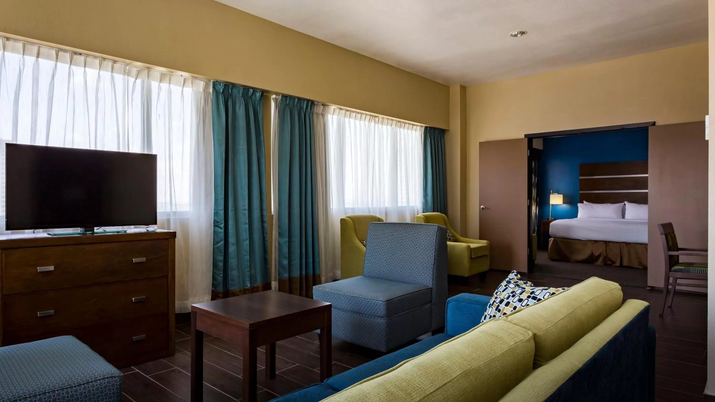 Photo of the whole room, Bed in Holiday Inn Houston Downtown by IHG