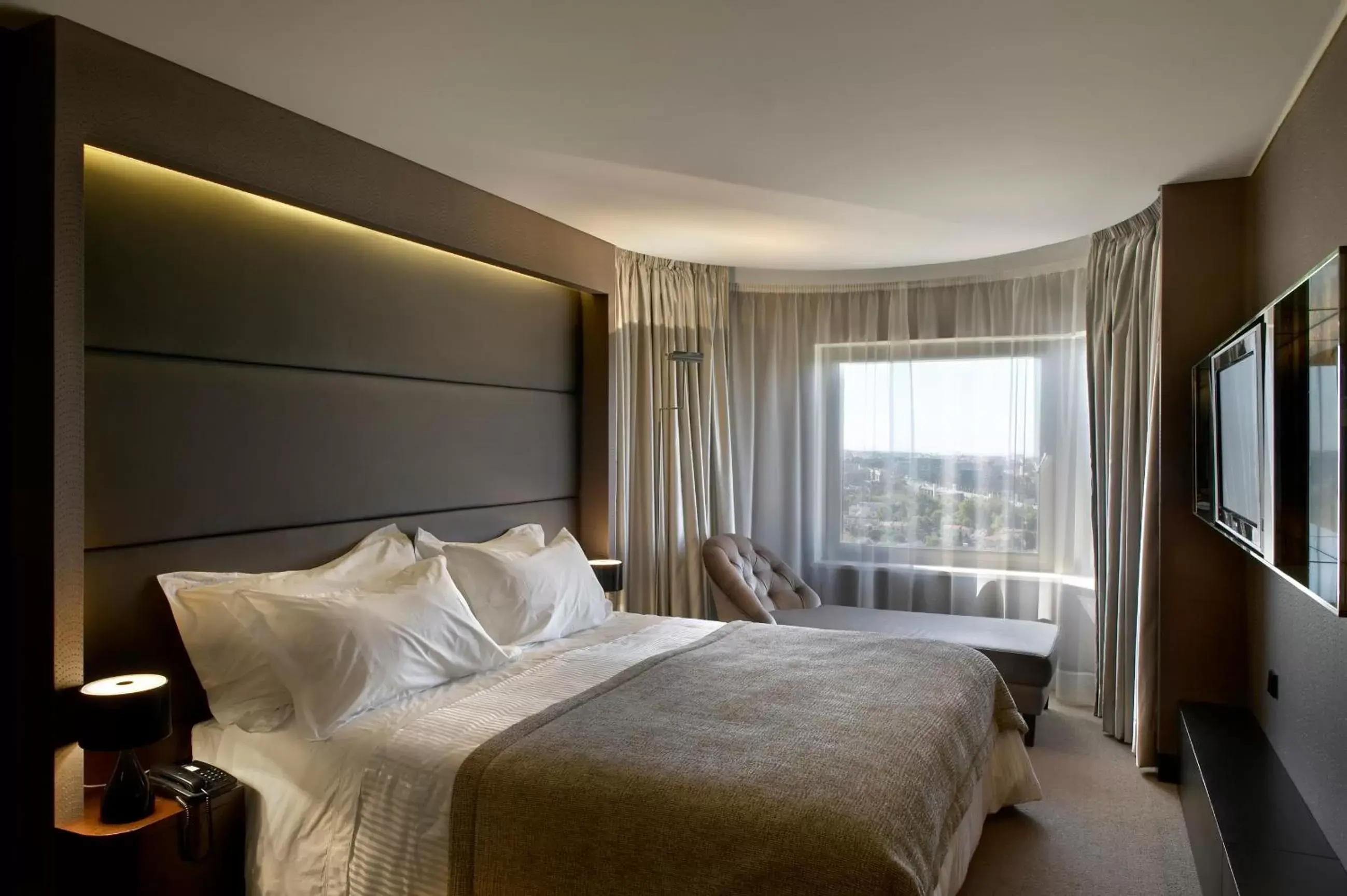 Photo of the whole room, Bed in Porto Palácio Hotel by The Editory