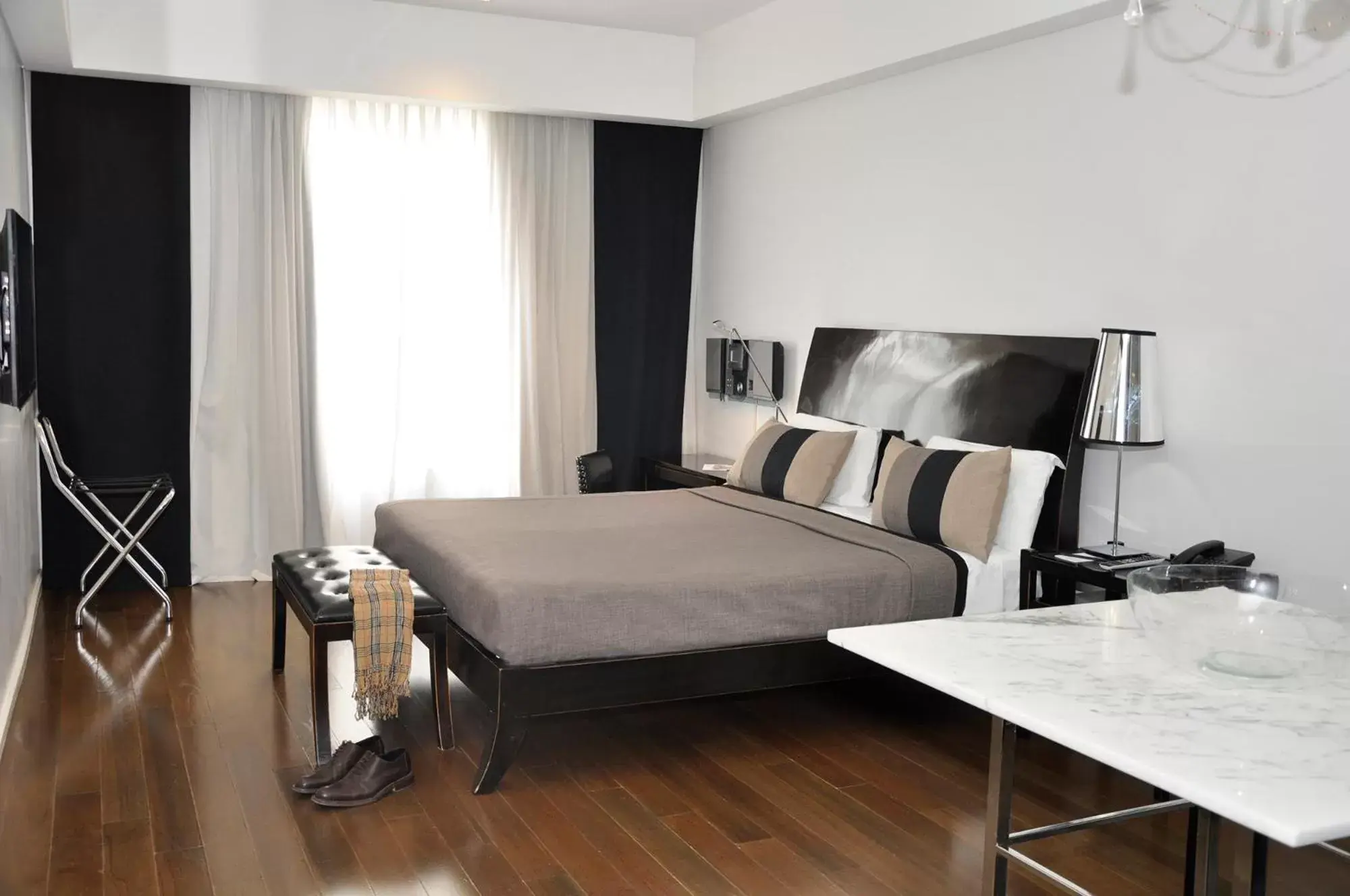 Decorative detail, Bed in Broadway Hotel & Suites Decorative detail, Bed in Broadway Hotel & Suites