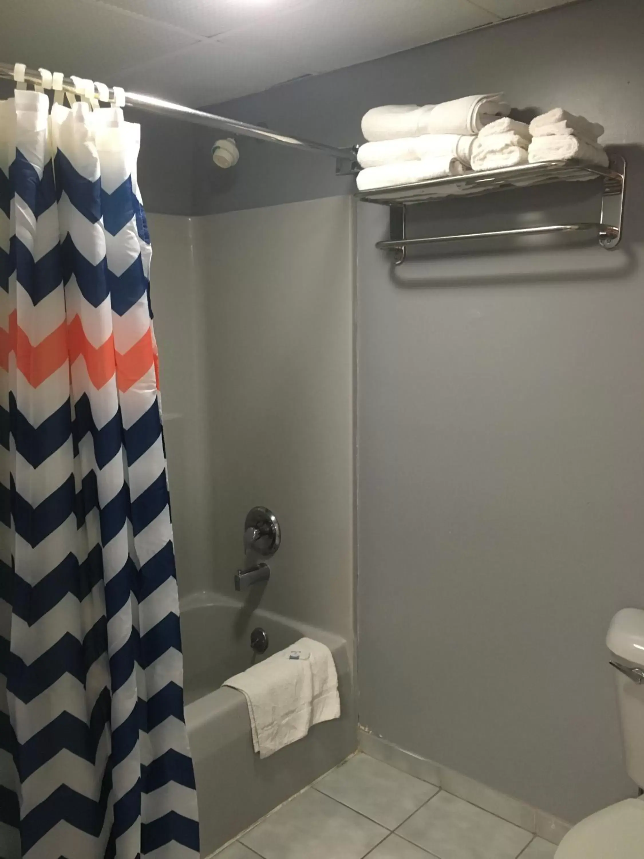 Shower, Bathroom in Journeys End Motel