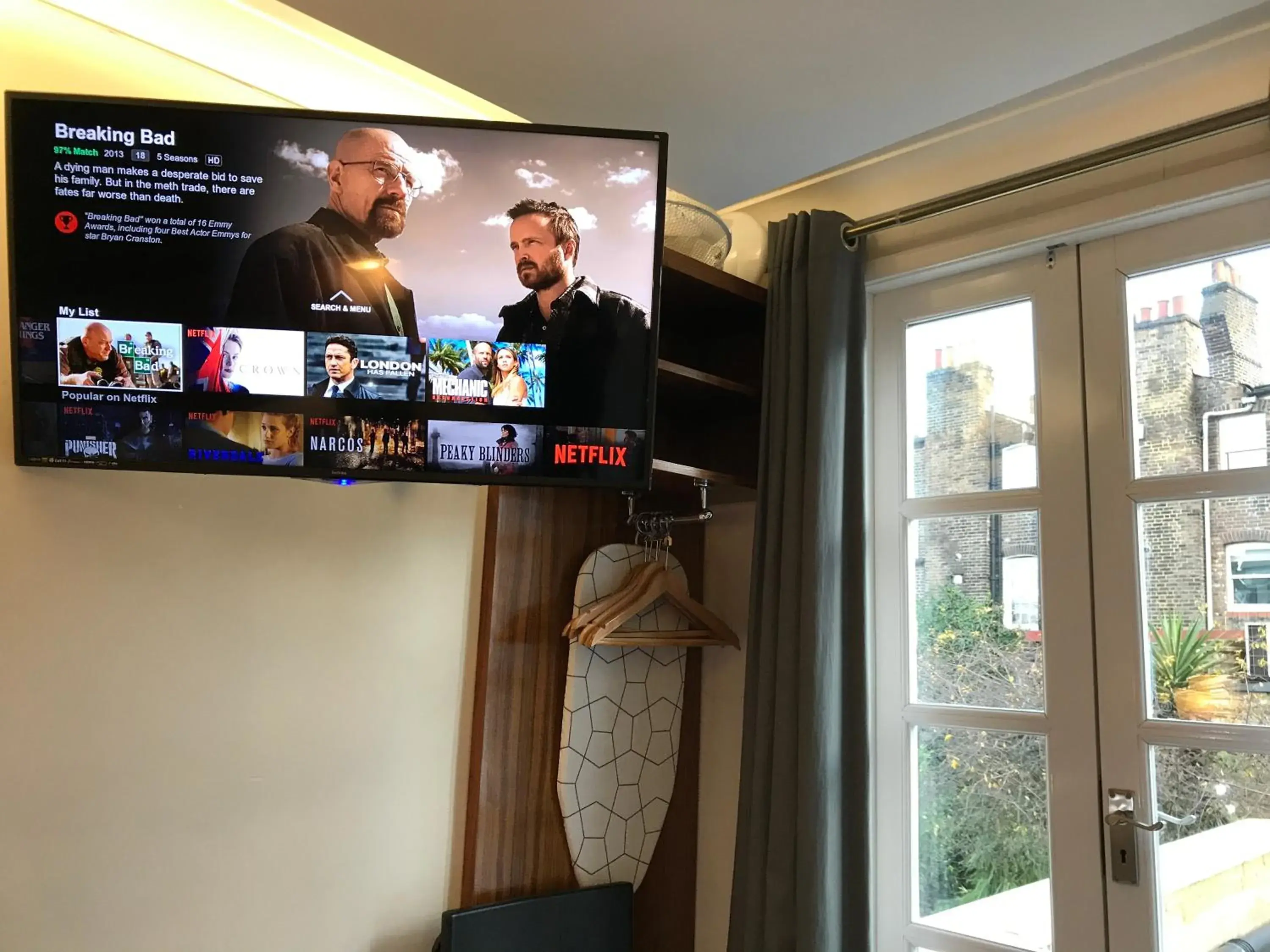 TV and multimedia, TV/Entertainment Center in Chester Hotel