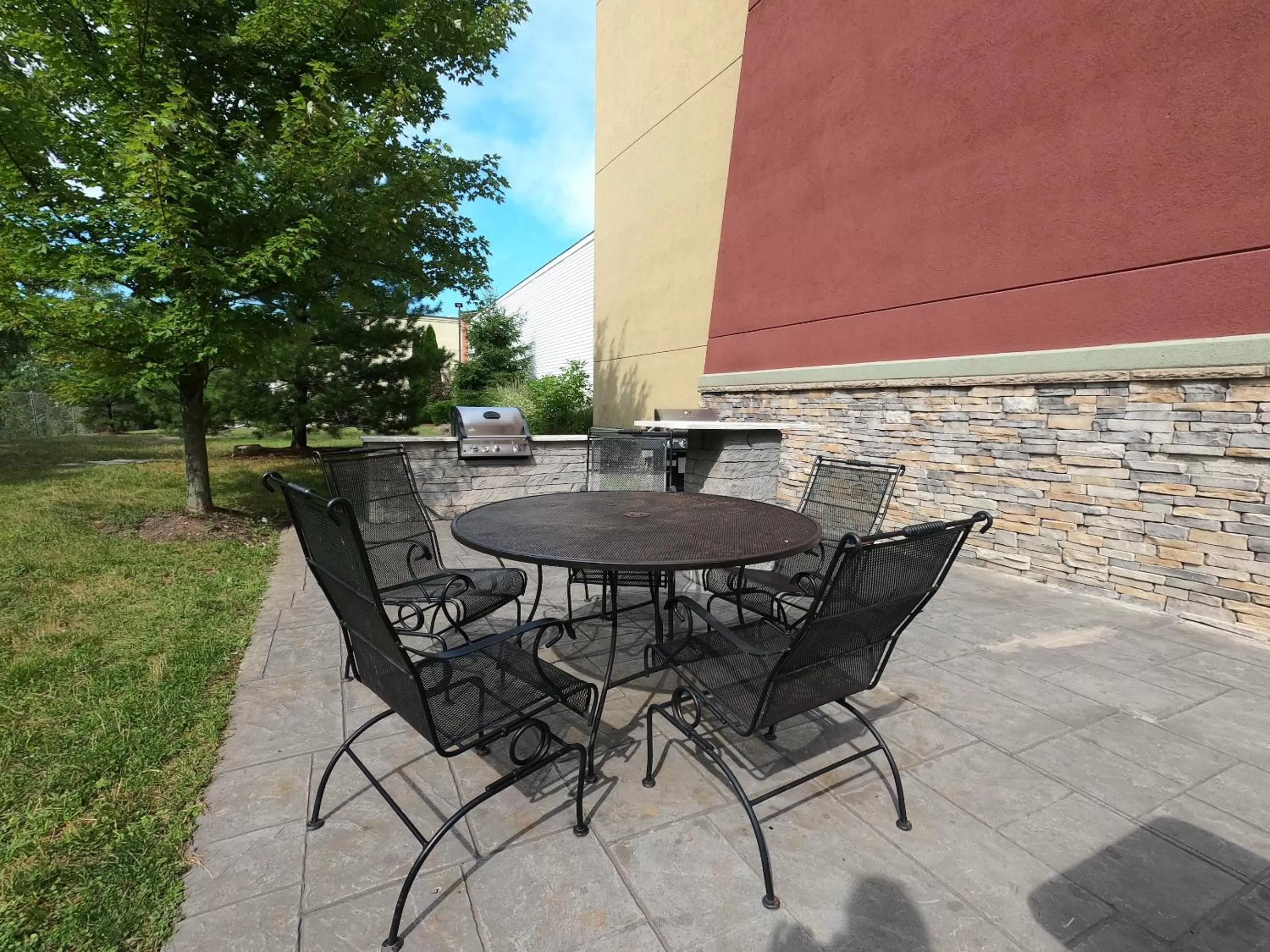 BBQ facilities in HomeTowne Studios & Suites by Red Roof Washington