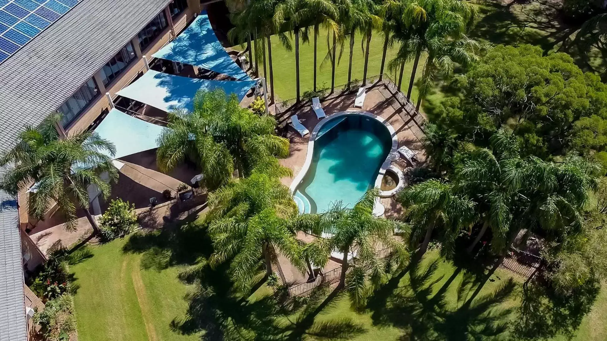 Garden, Pool View in Charbonnier Motor Inn