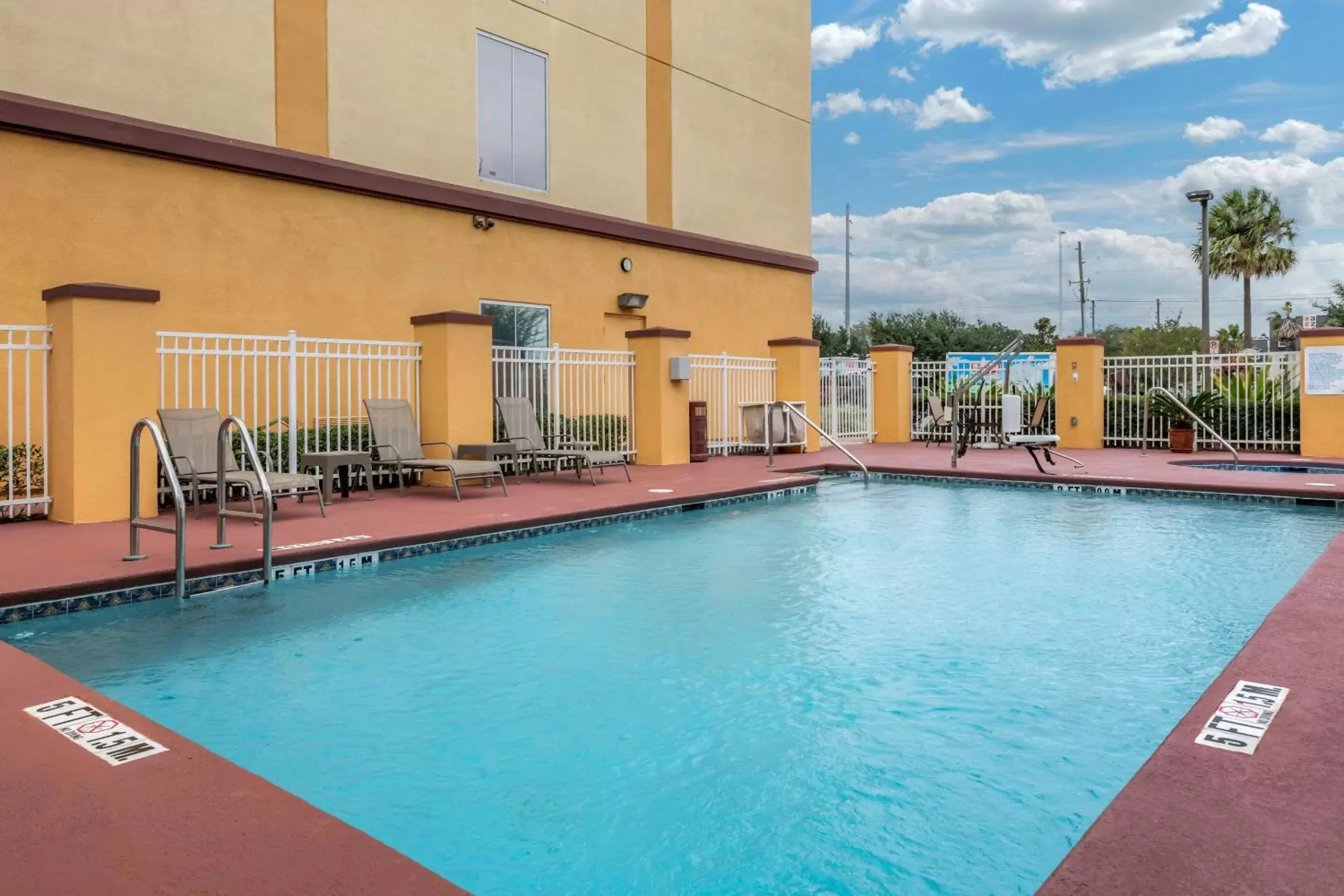 On site, Swimming Pool in Comfort Suites Orlando Airport