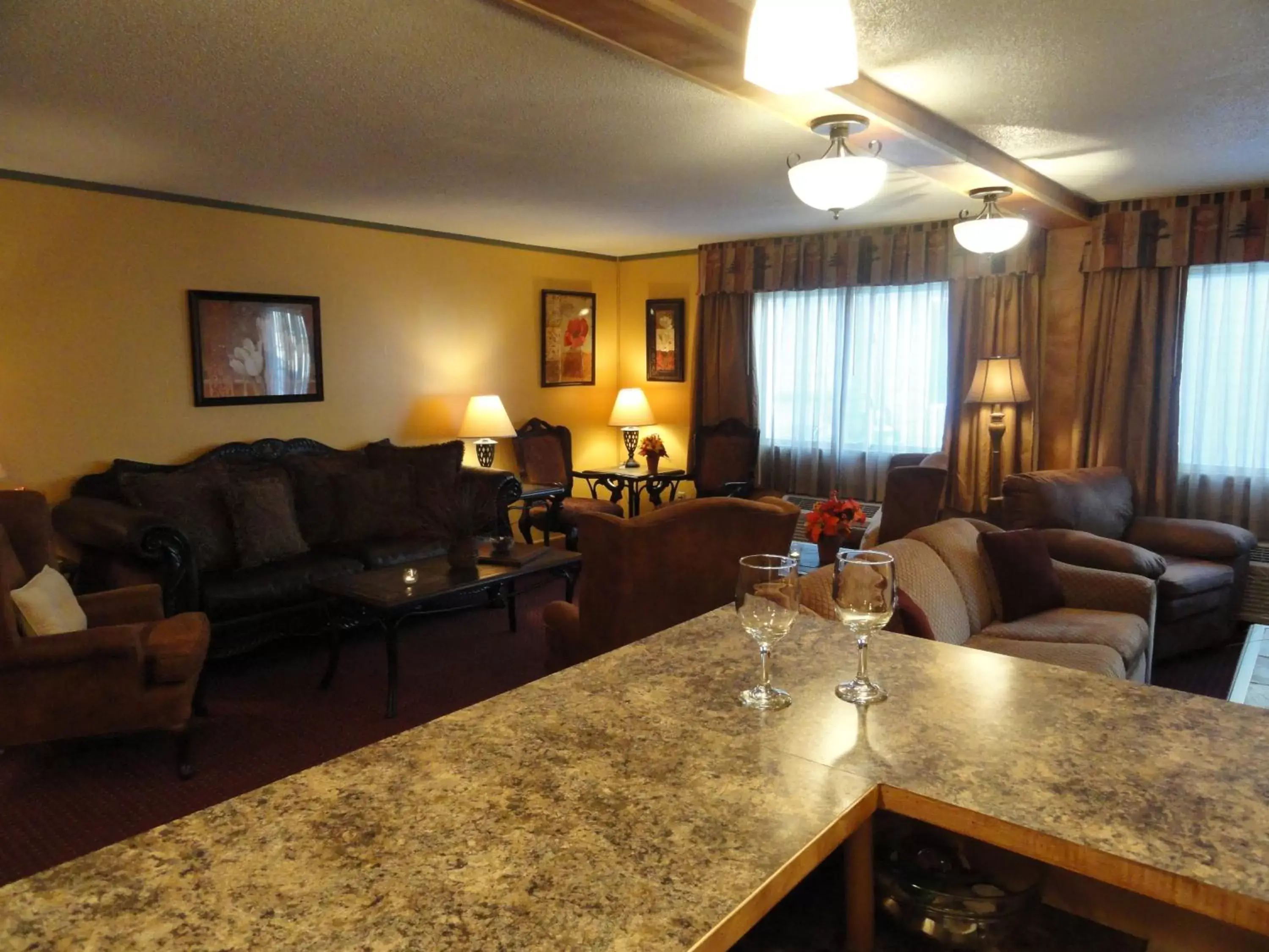 Communal lounge/ TV room, Seating Area in Fireside Inn and Suites