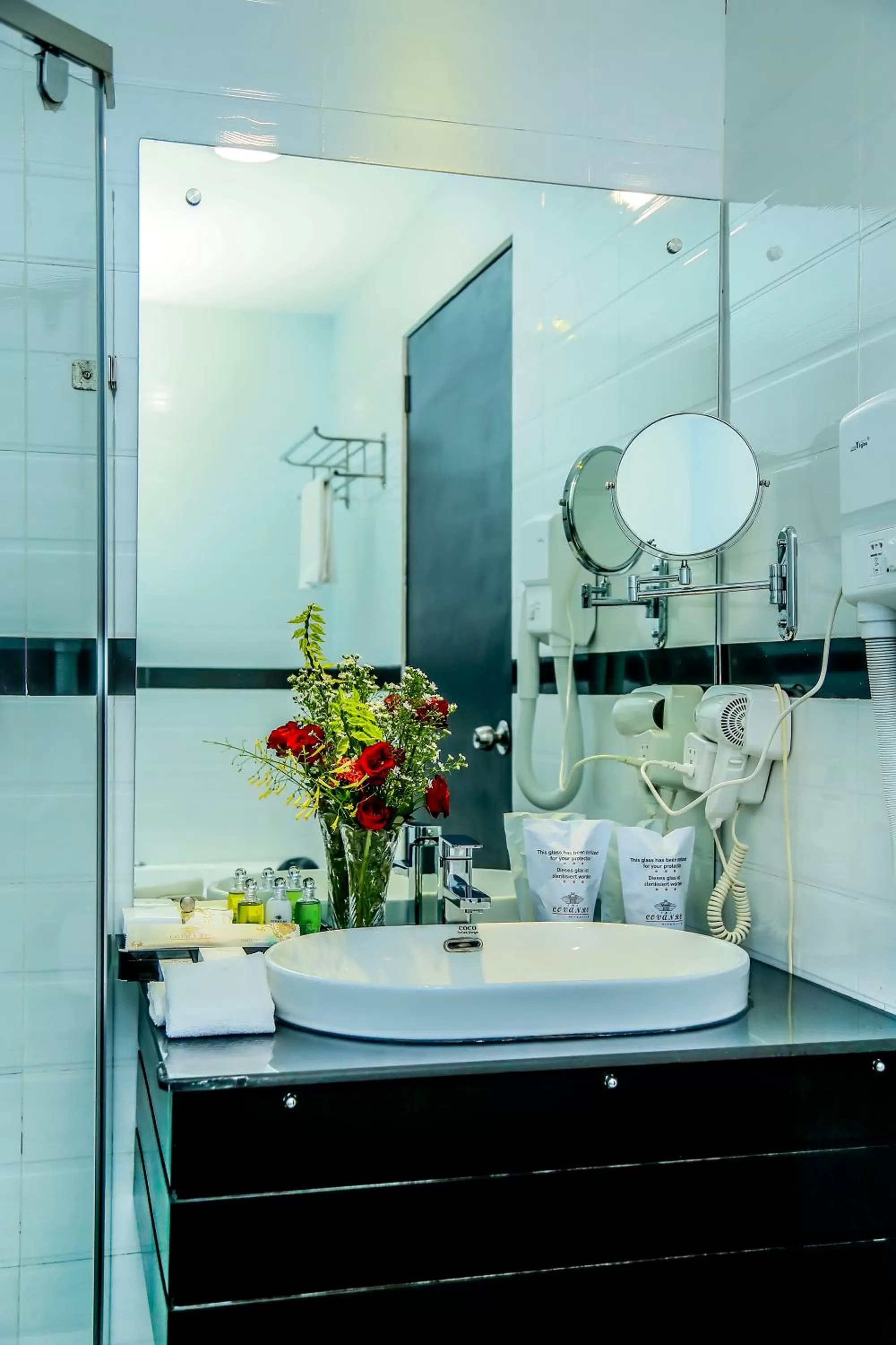 Shower in The Covanro Airport Hotel - Katunayake