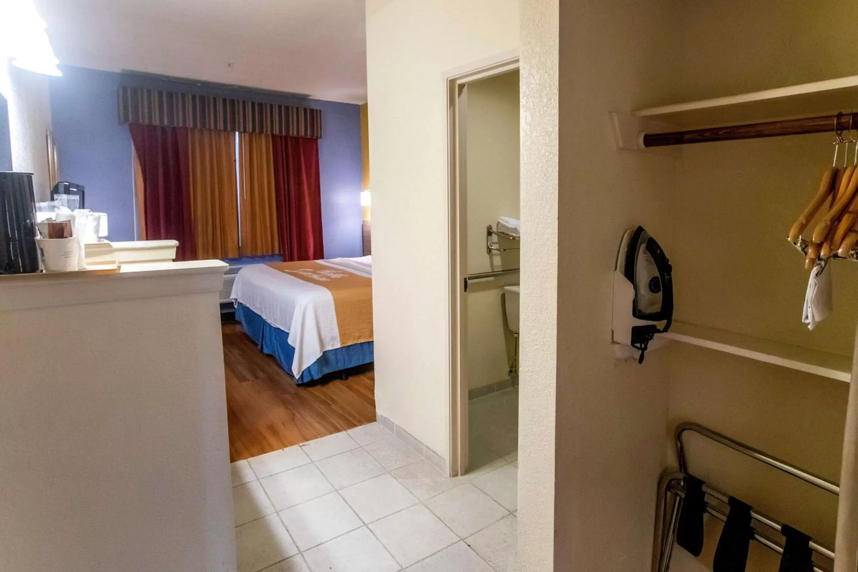 Photo of the whole room, Bed in Days Inn & Suites by Wyndham Houston North/Aldine