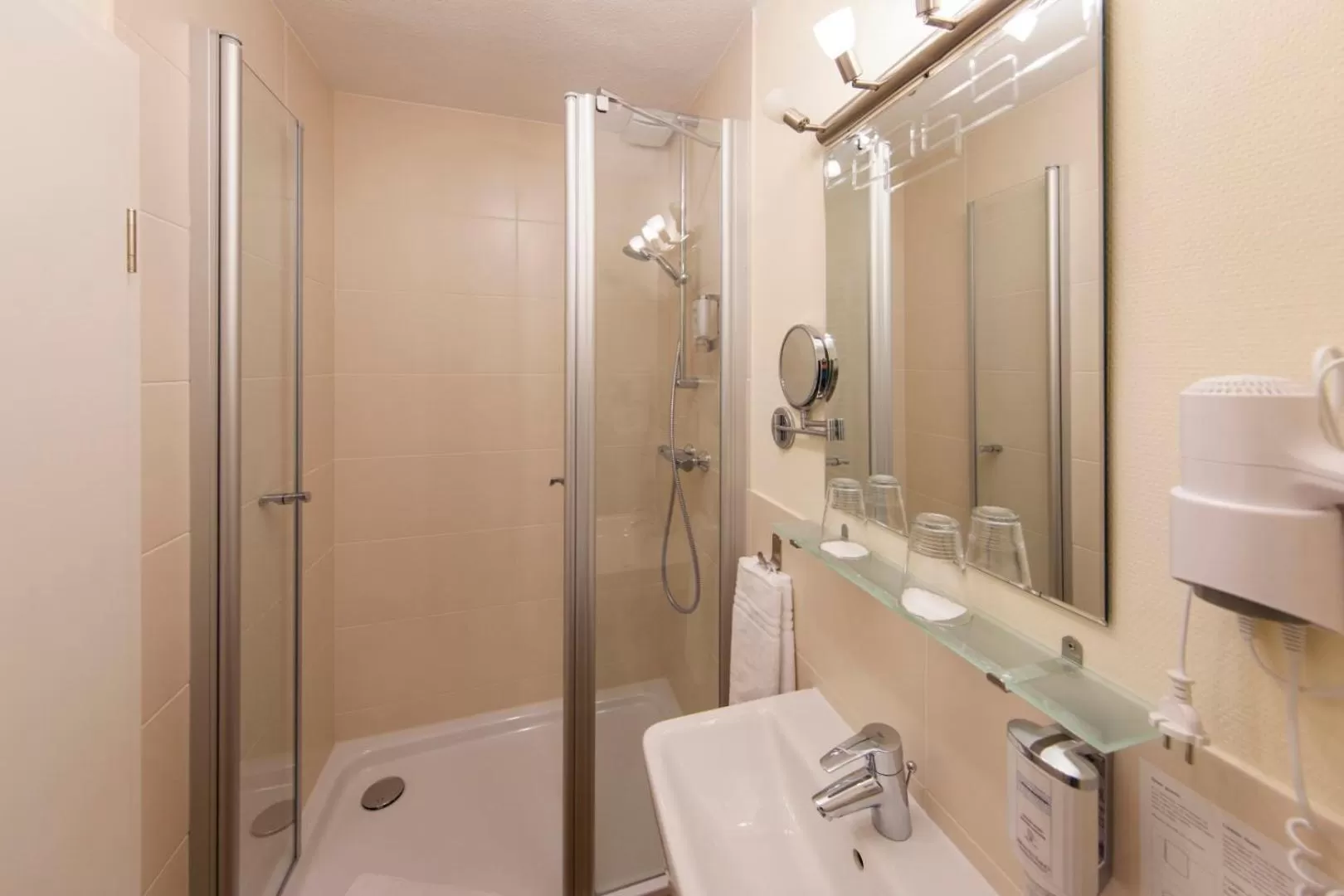 Shower, Bathroom in Das Frühstückshotel Sankt Peter-Ording