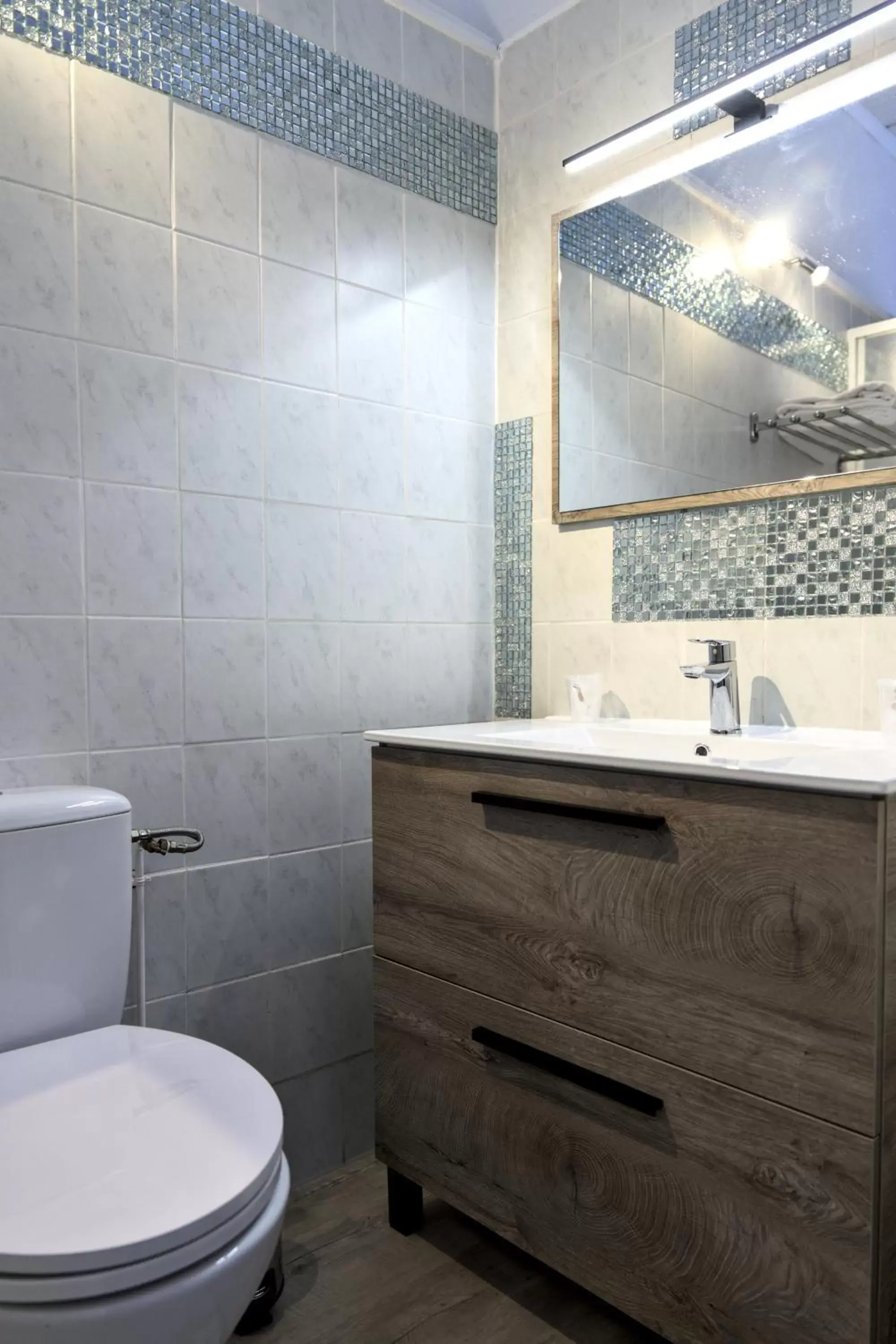 Shower, Bathroom in Hôtel du Golfe Sete-Balaruc