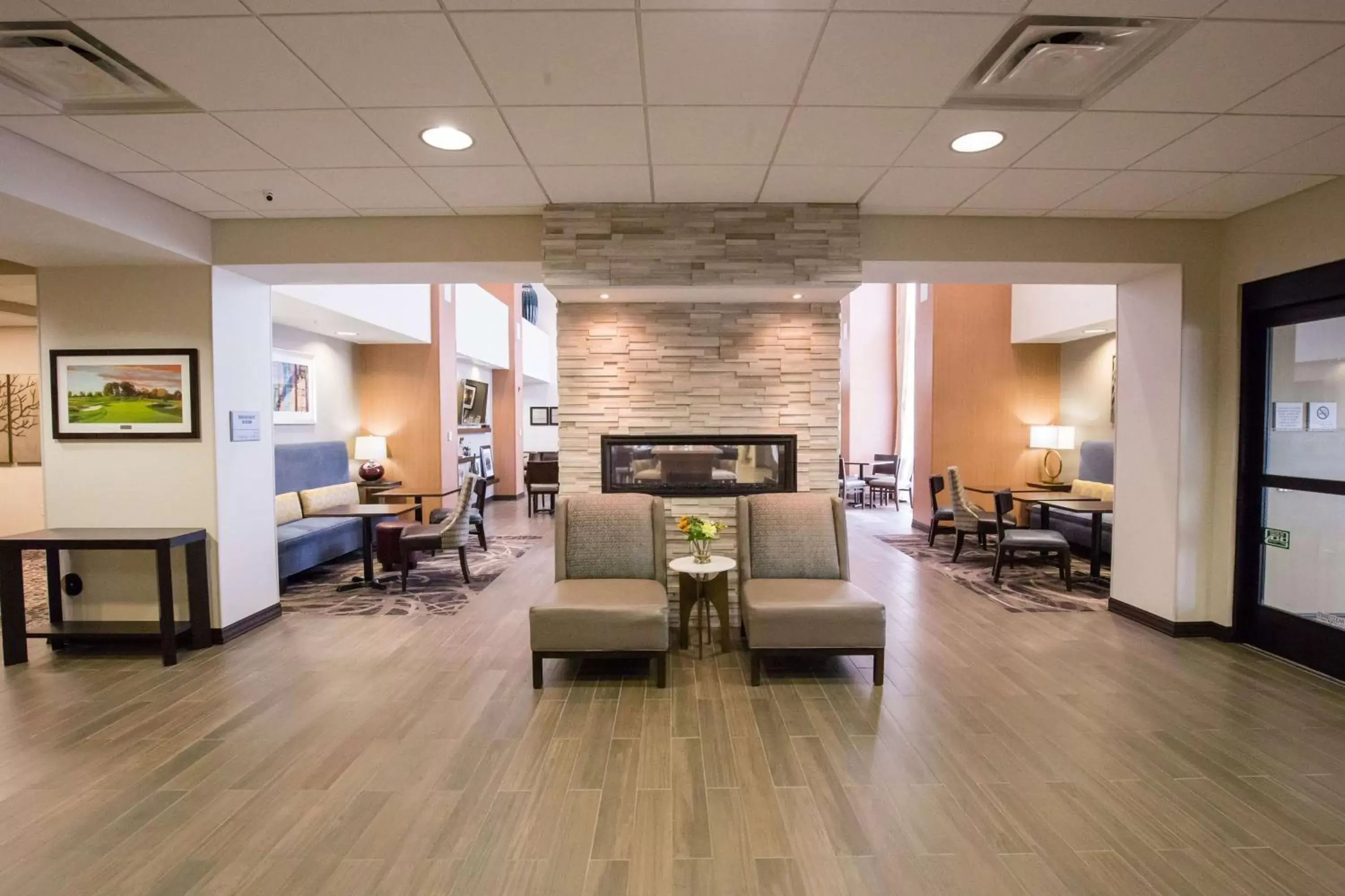 Lobby or reception, Seating Area in Hampton Inn & Suites - Pittsburgh/Harmarville, PA
