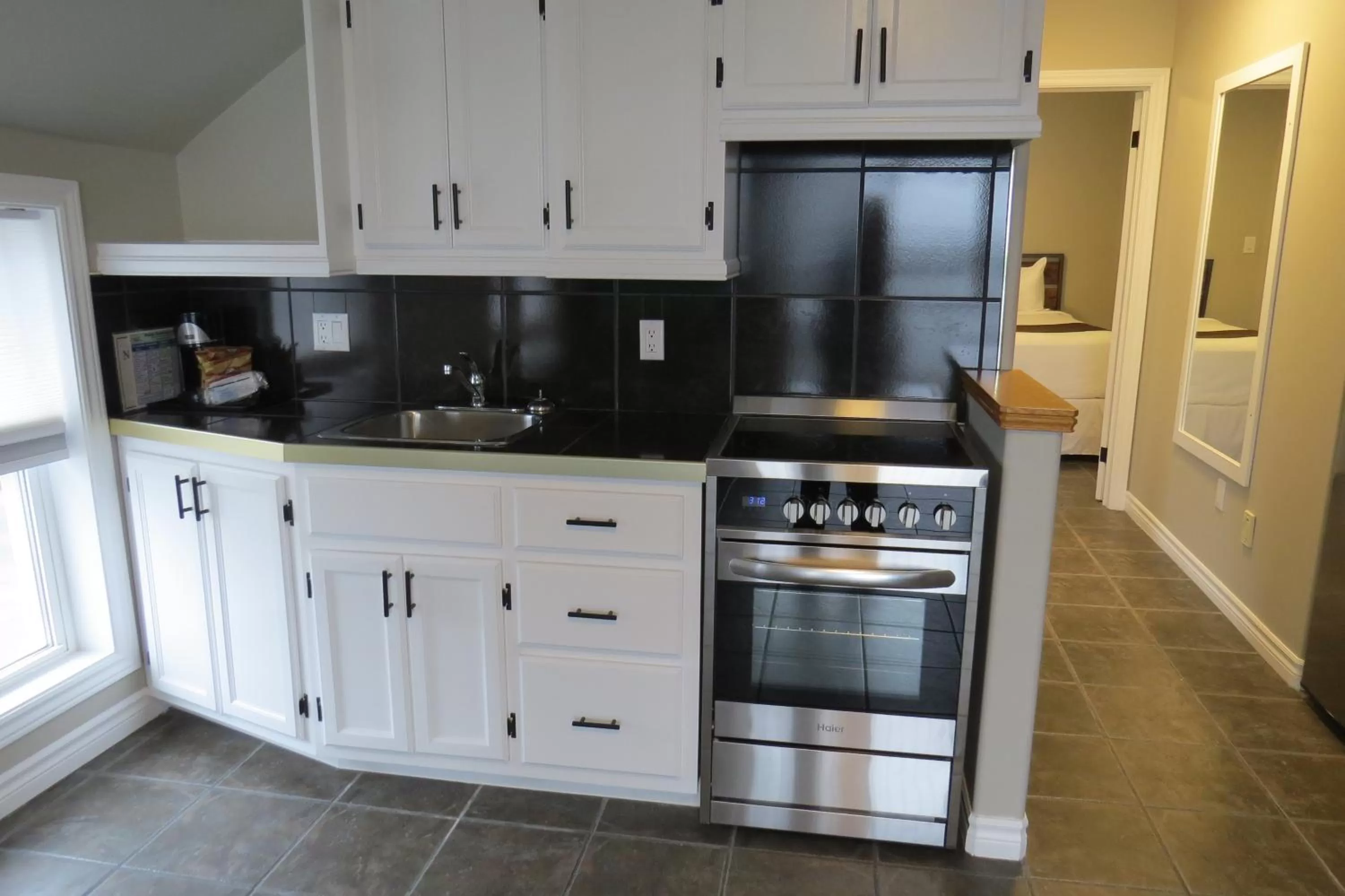Kitchen/Kitchenette in Dockside Suites